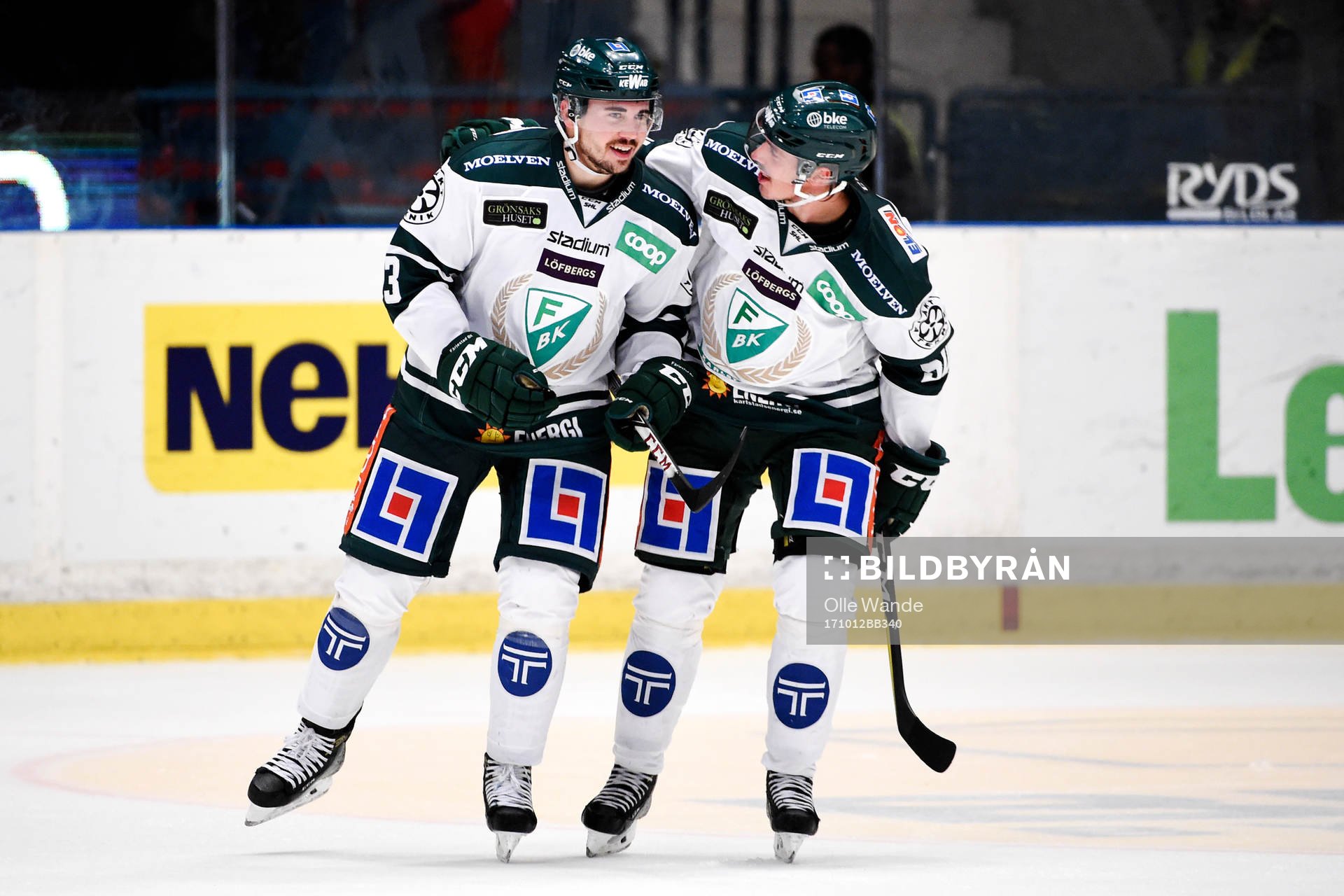 Färjestads Jens Westin gör 2-3-målet och jublar med