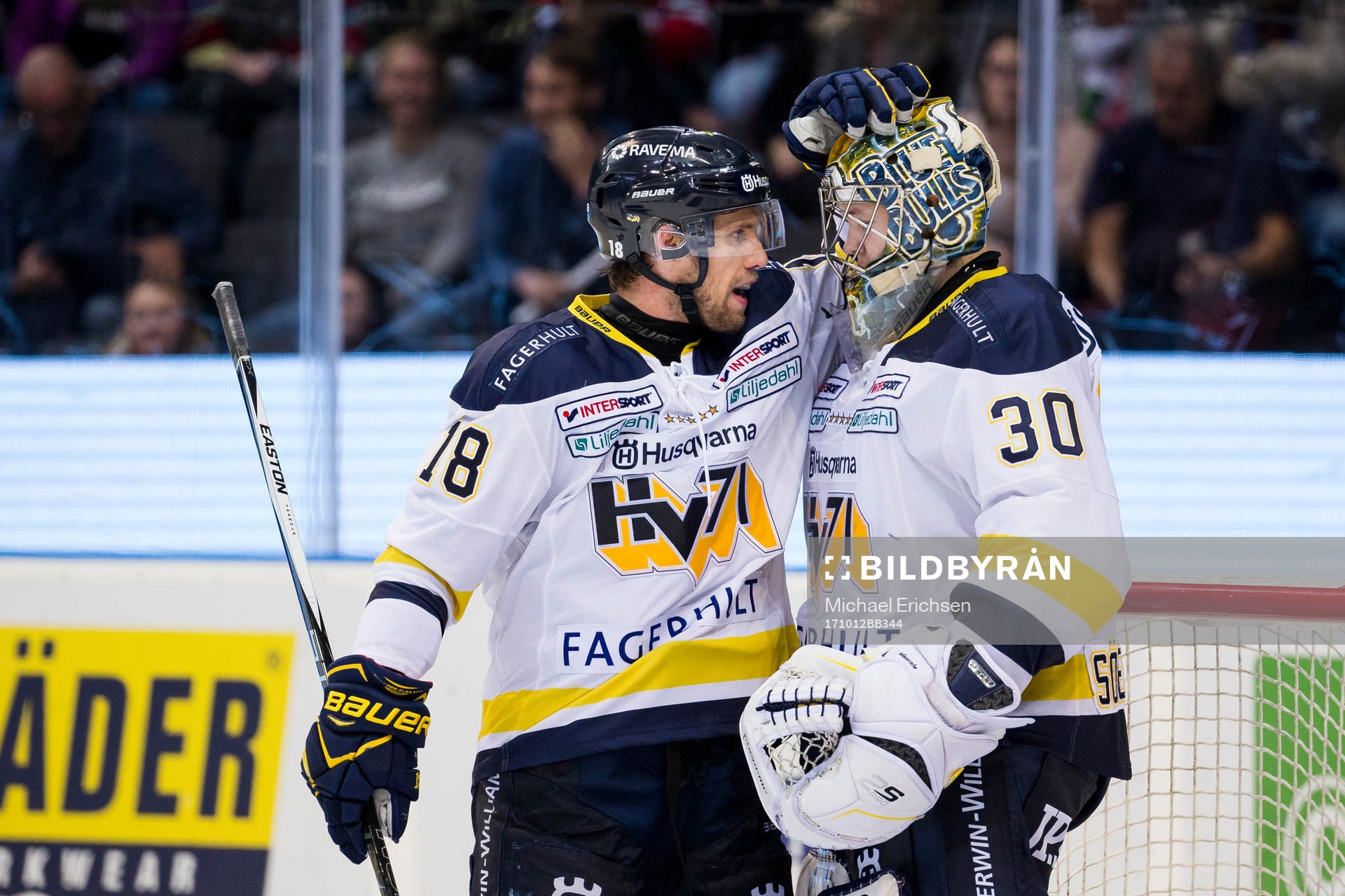 s Topi Jaakola och målvakt Linus Söderström jublar