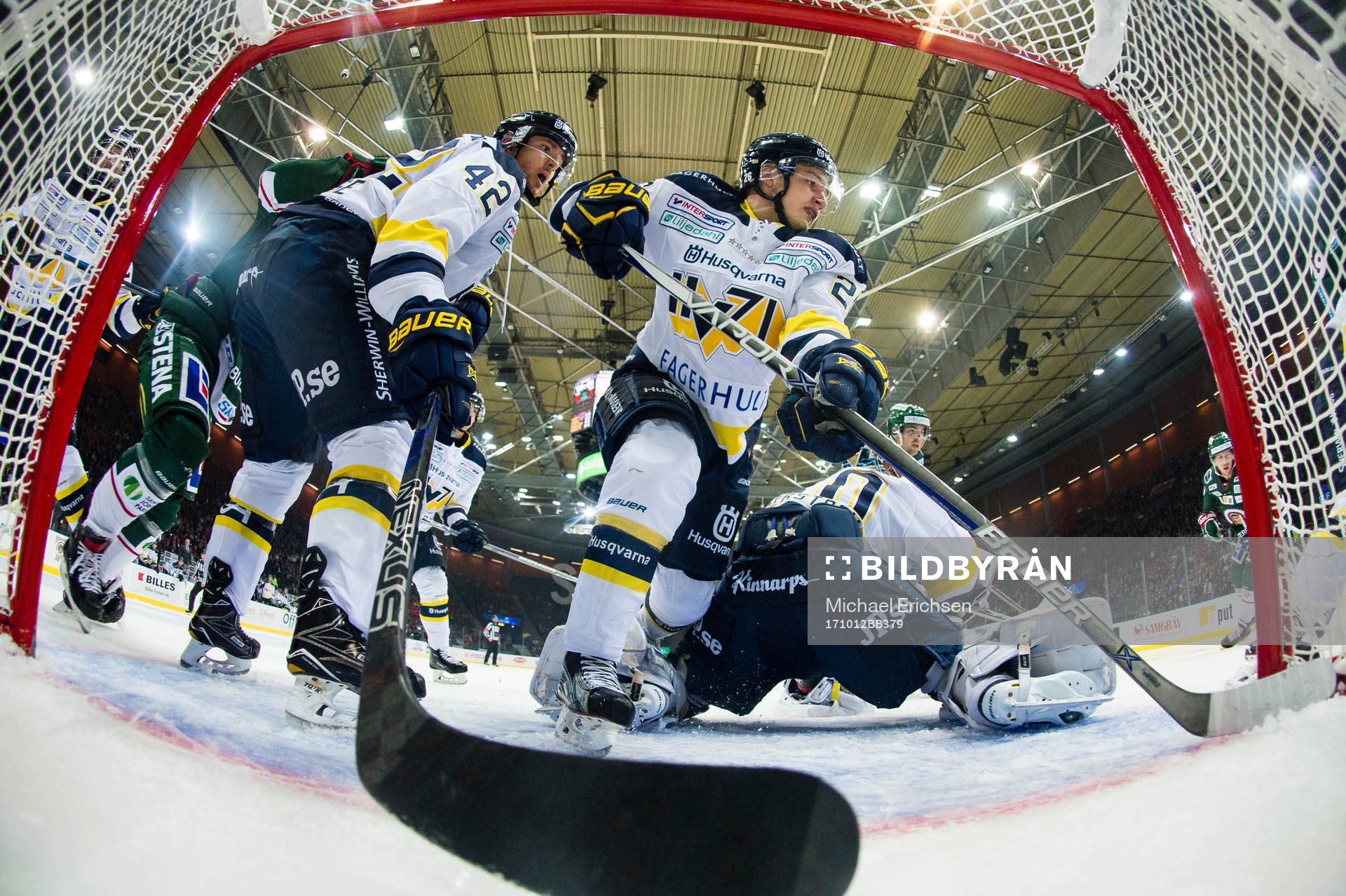 s Dylan Reese och Kristofer Berglund täcker bakom målvakt