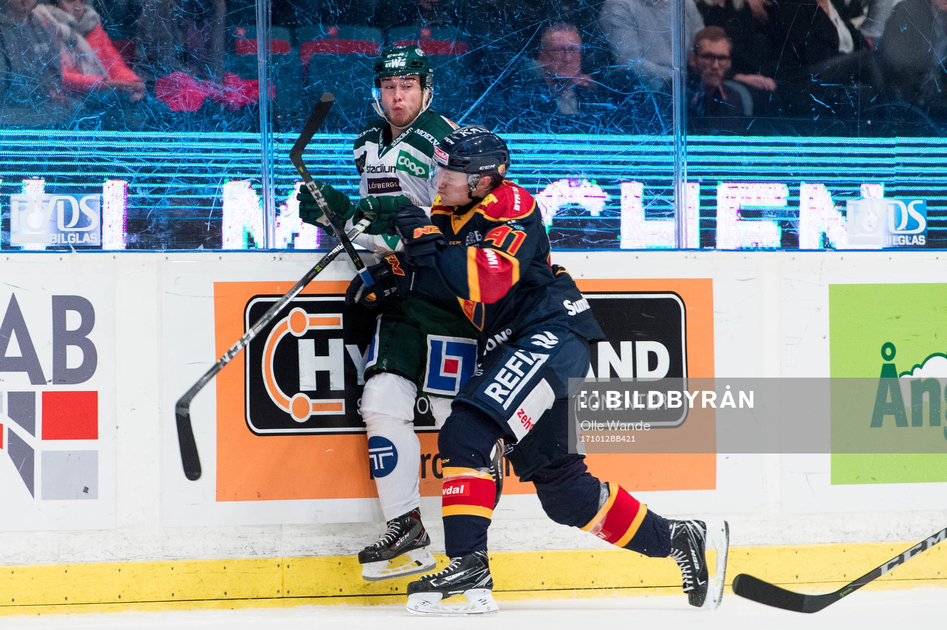 Djurgårdens Alexander Falk tacklar Färjestads Michael