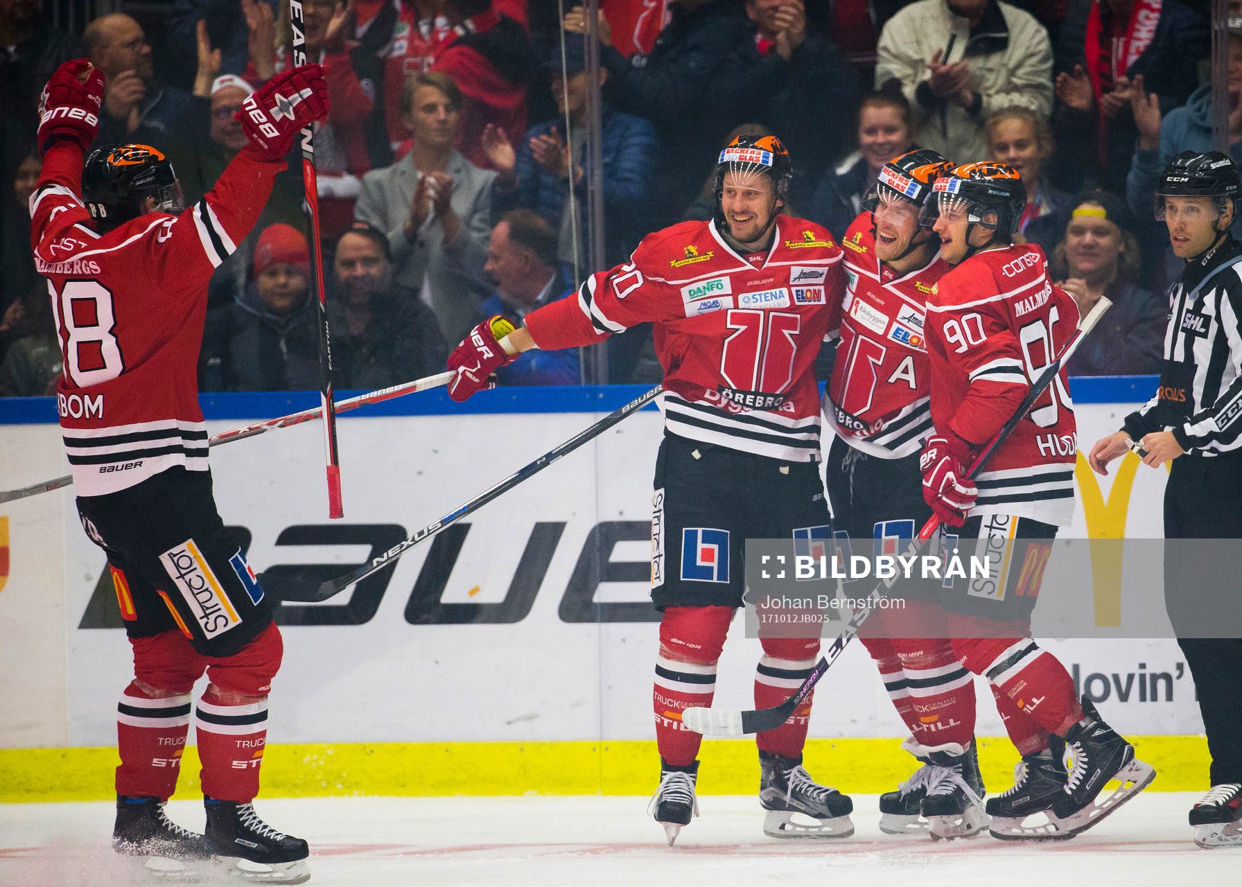 Örebros Joakim Andersson gör 1-0 och jublar