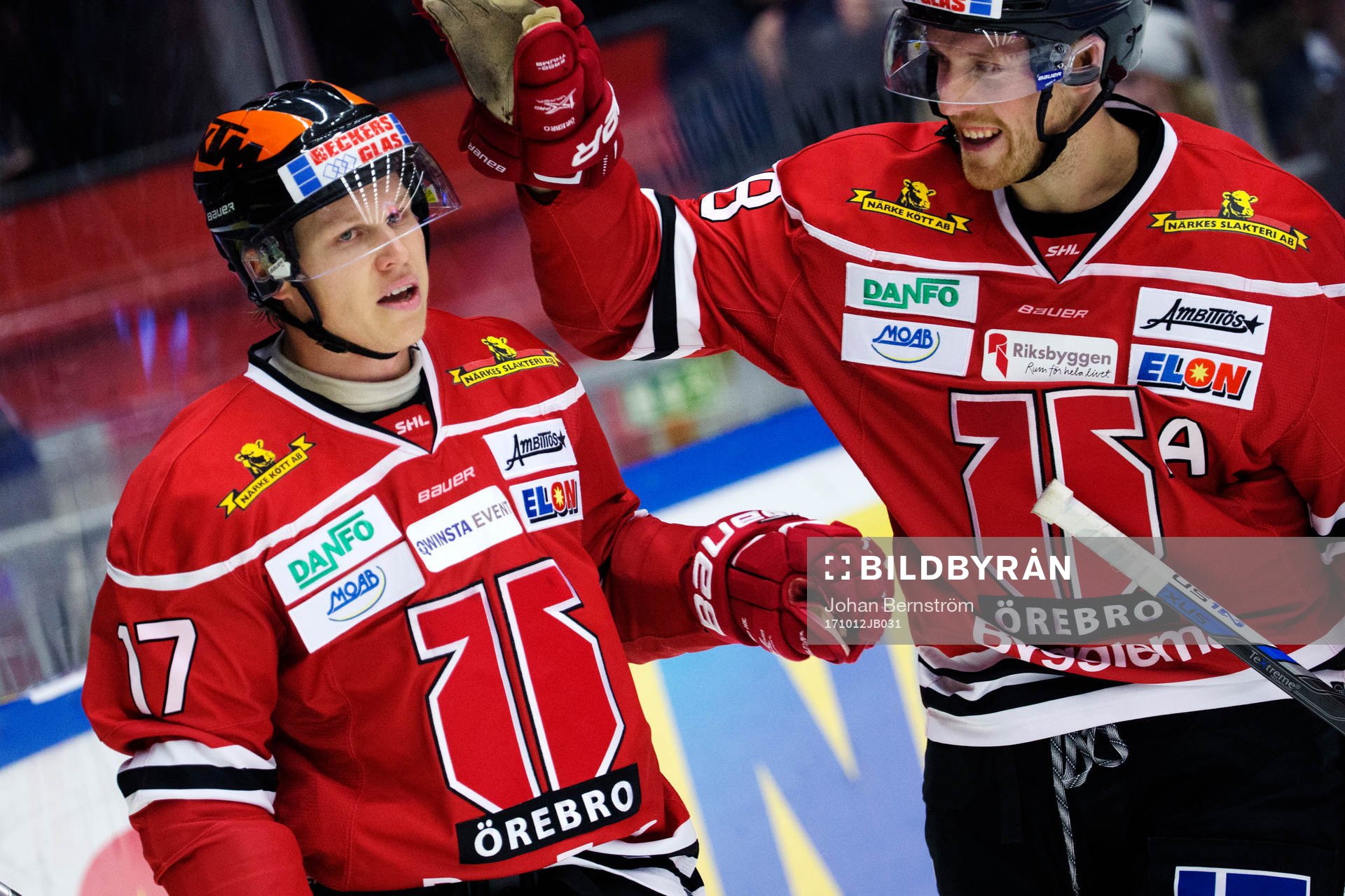 Örebros målskytt Daniel Viksten jublar med Joakim
