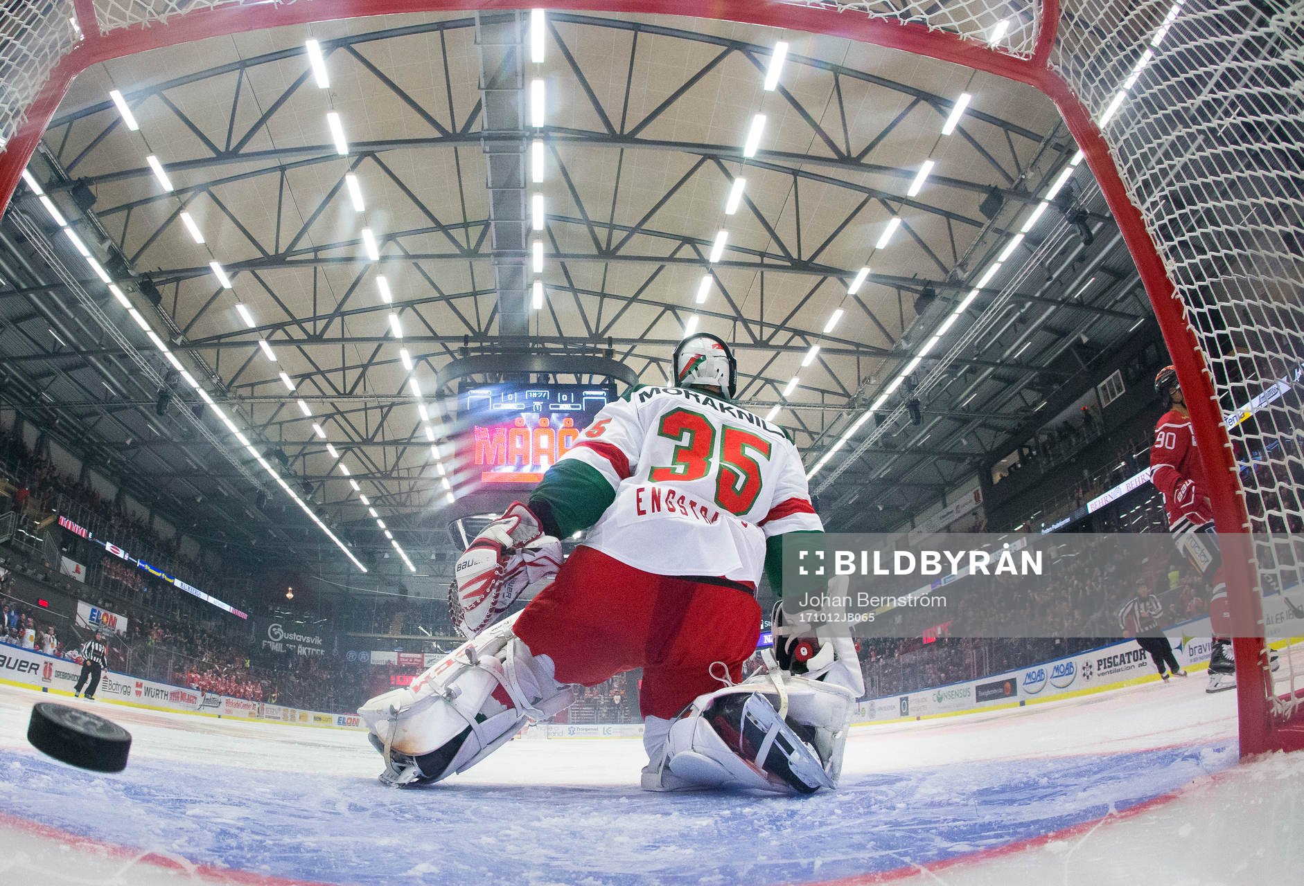 Örebros Joakim Andersson gör 1-0 på Moras målvakt
