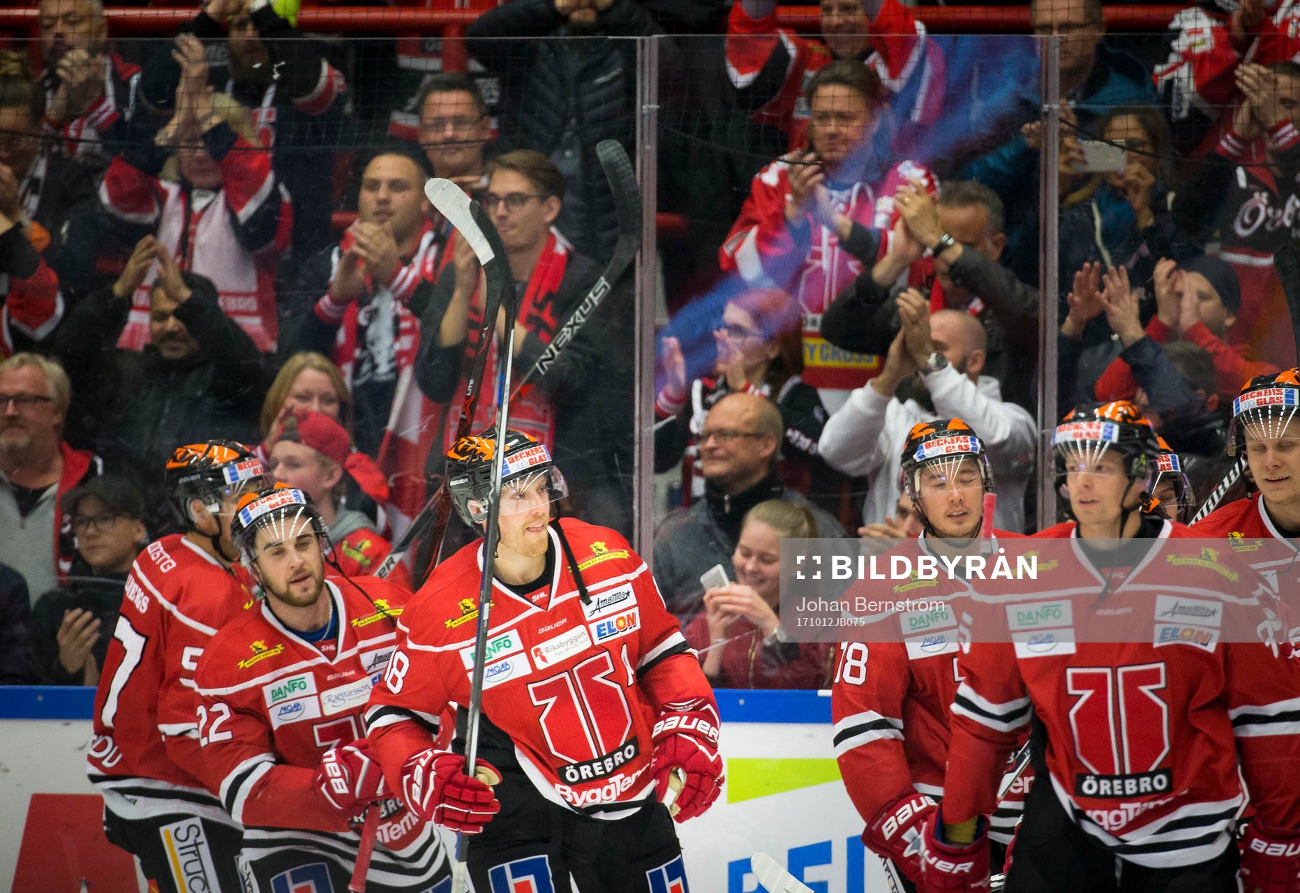 Örebros Joakim Andersson jublar framför fansen
