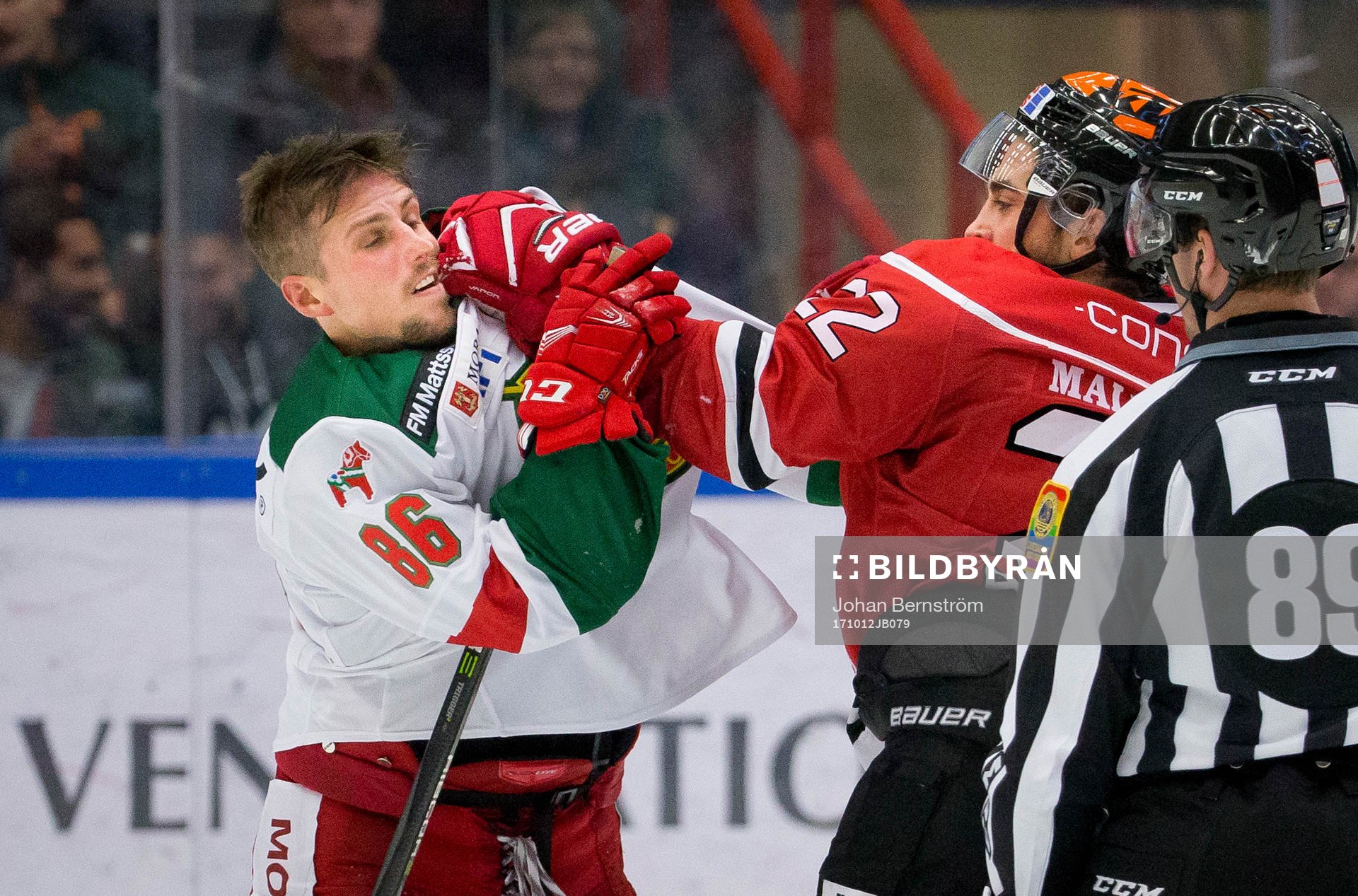 Moras Mathias Bromé och Örebros Jonathan Andersson fightas