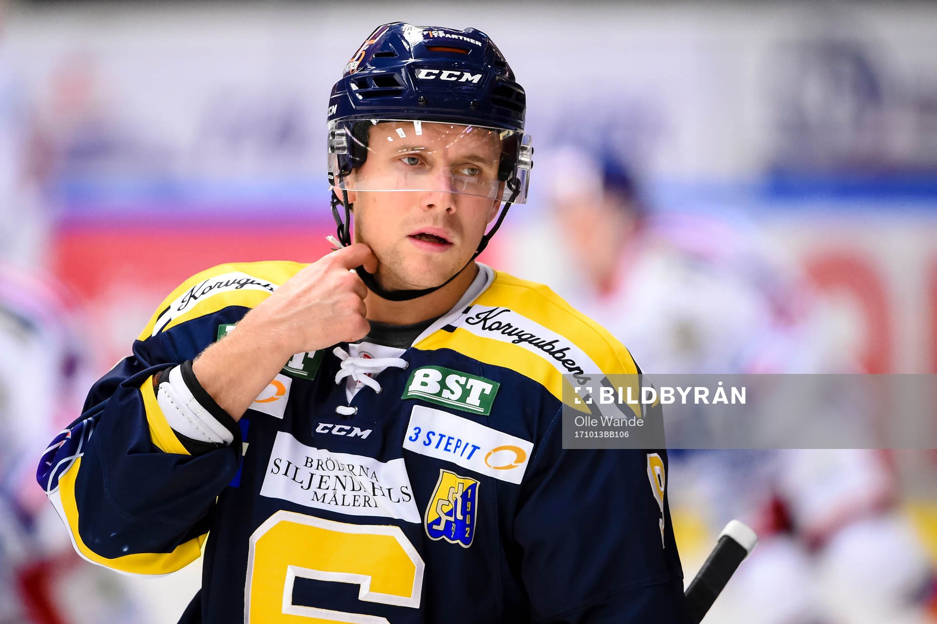Södertäljes Victor Andersson före ishockeymatchen i