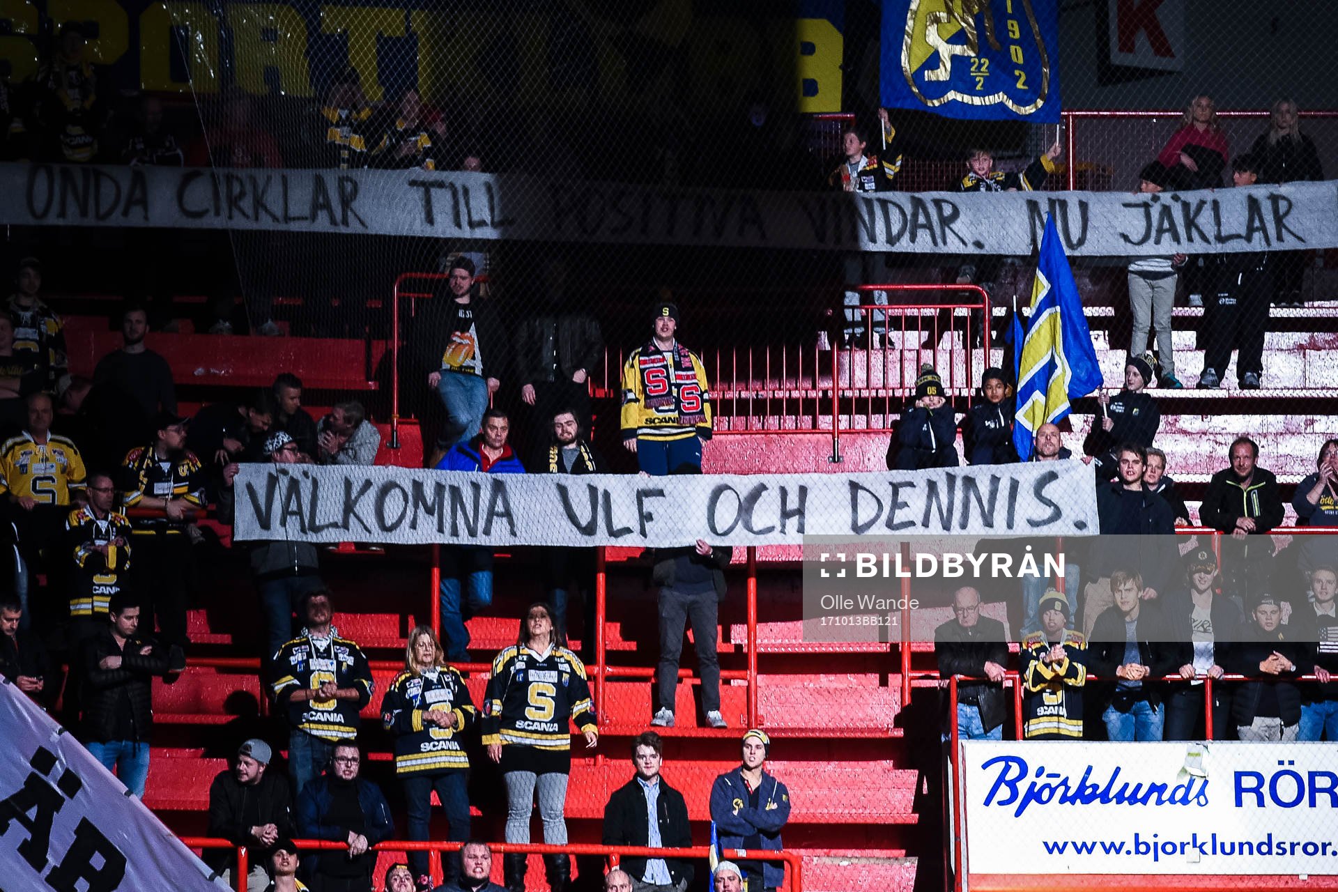 Supportrar välkomnar nya tränarduon före