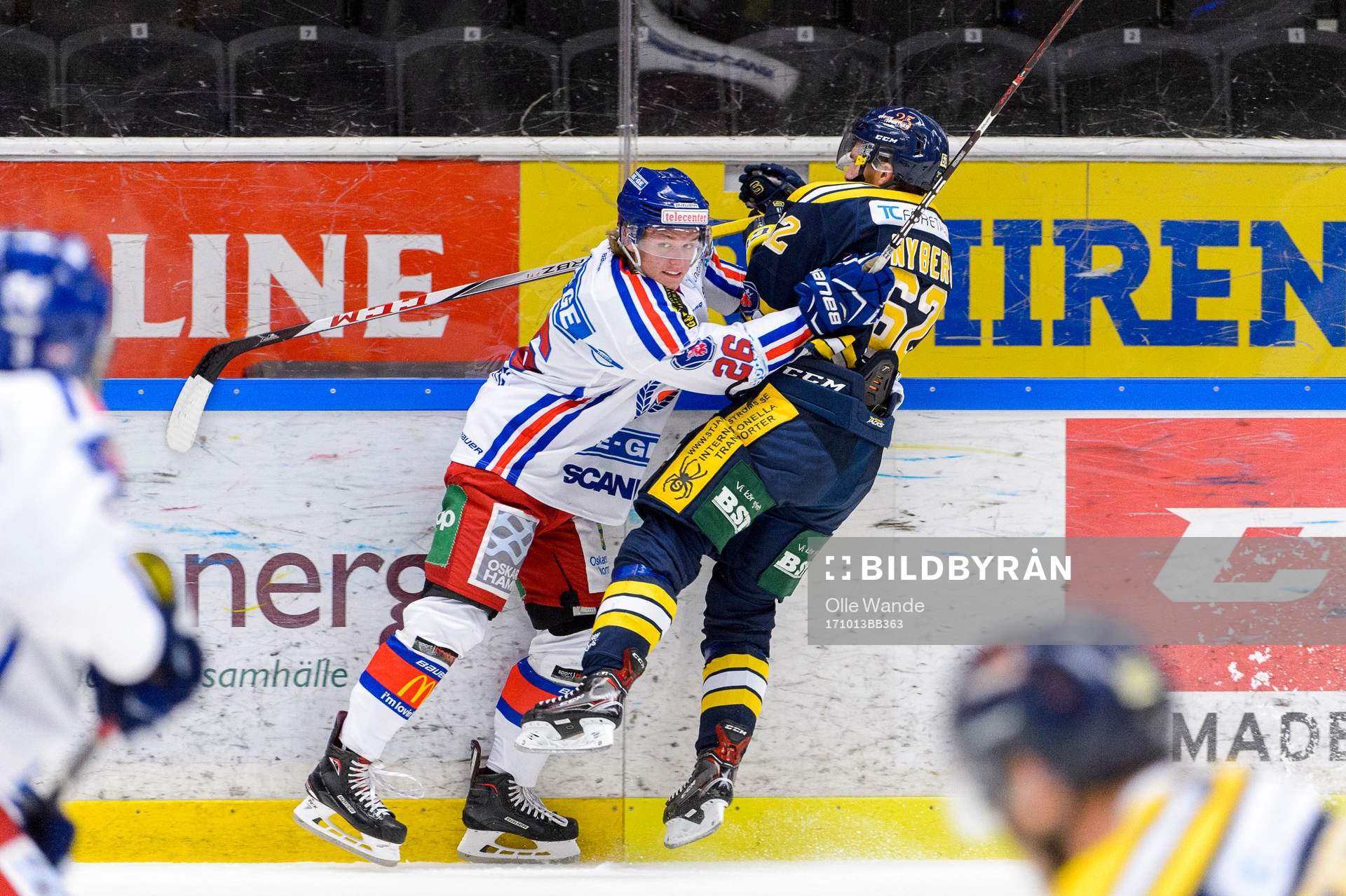 Oskarshamns Tom Hedberg tacklar Södertäljes Henrik Nyberg