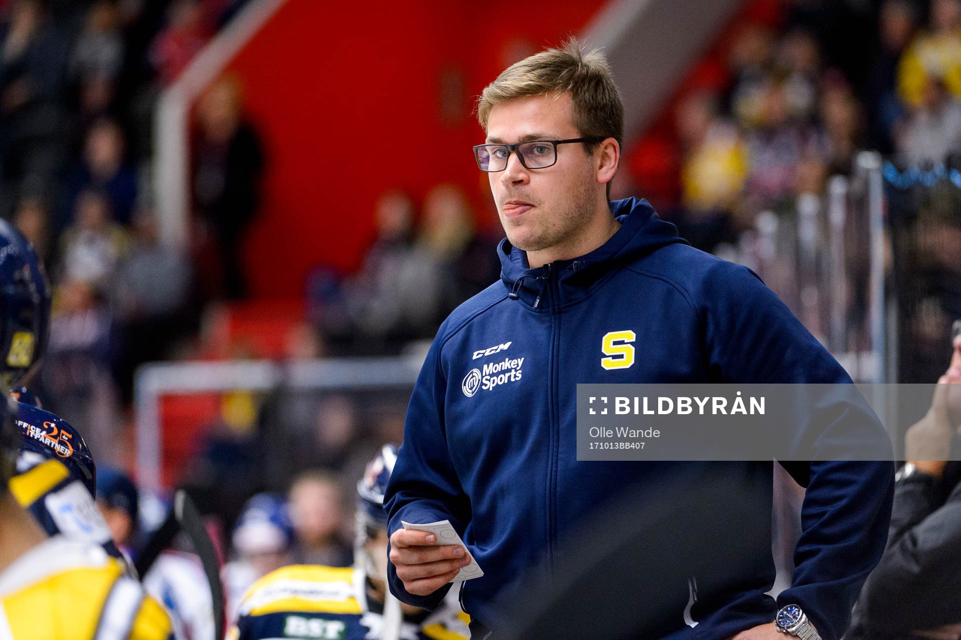 Södertäljes Dennis Bozic ishockeymatchen i
