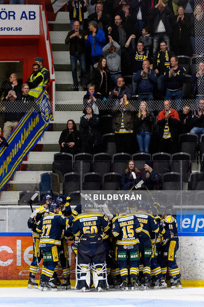 Södertäljes Jonas Liwing jublar med lagkamrater