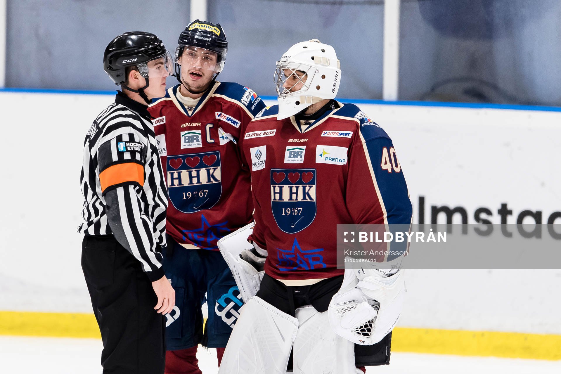 Domare Filip Eriksson i diskussion med Halmstads Jesper