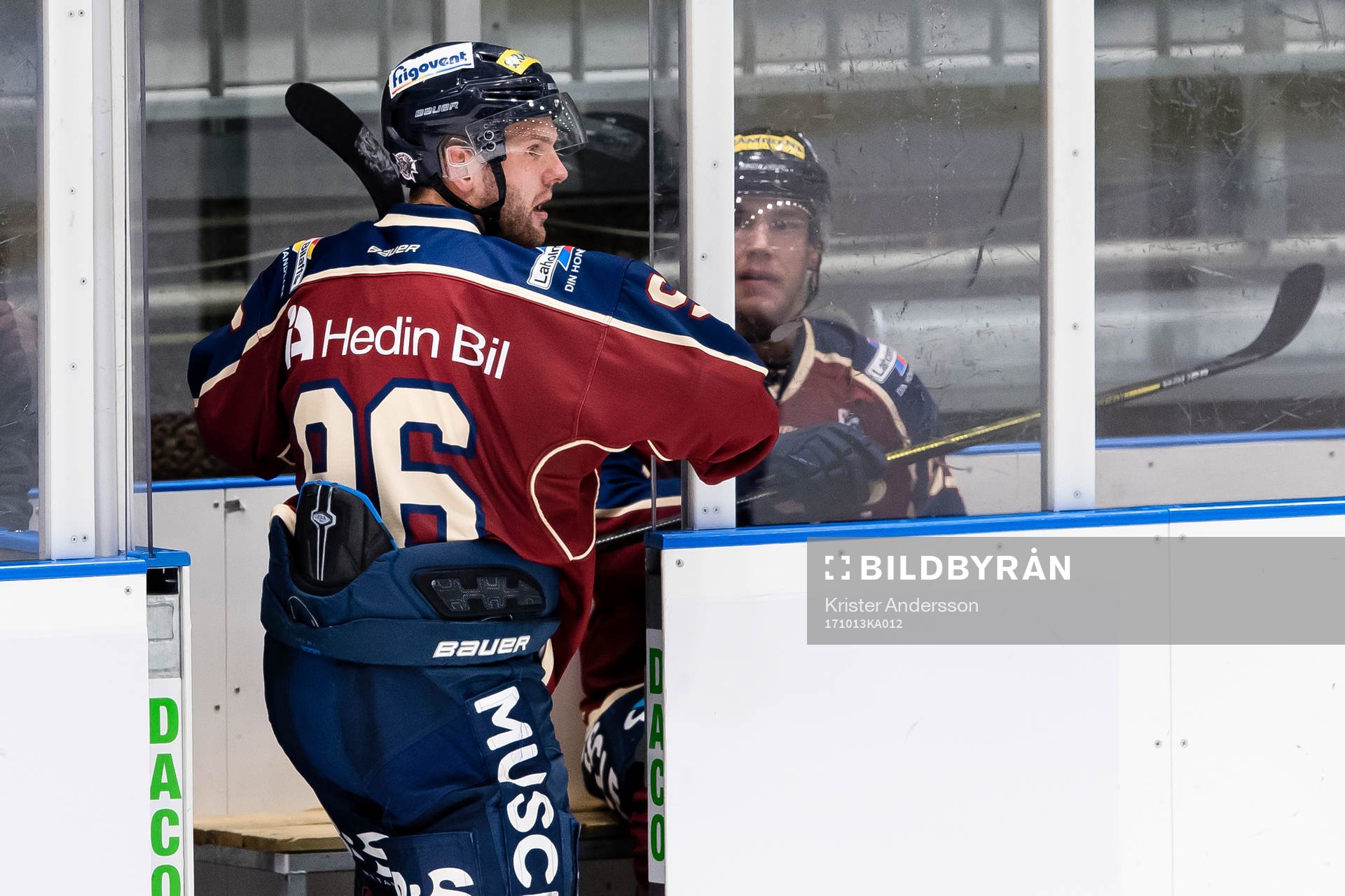 Halmstads Niklas Bunnstedt på väg till utvisningsbåset