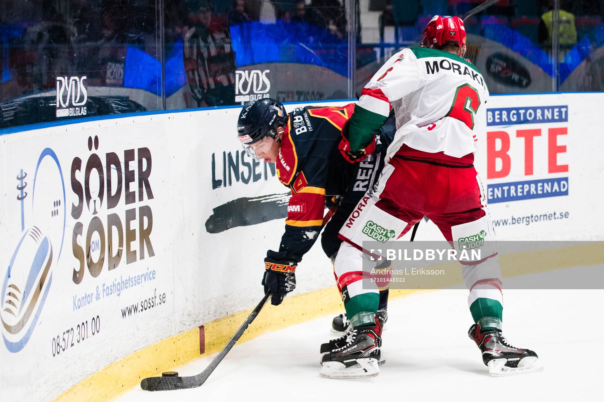 Djurgårdens Lukas Vejdemo i kamp om pucken Moras Steven