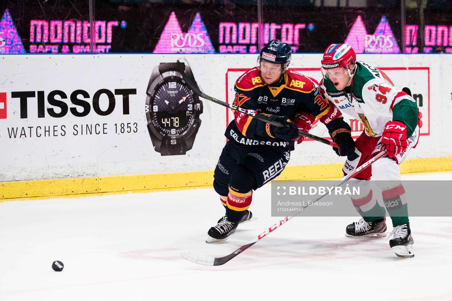 Djurgårdens Jesper Pettersson i kamp om pucken med Moras