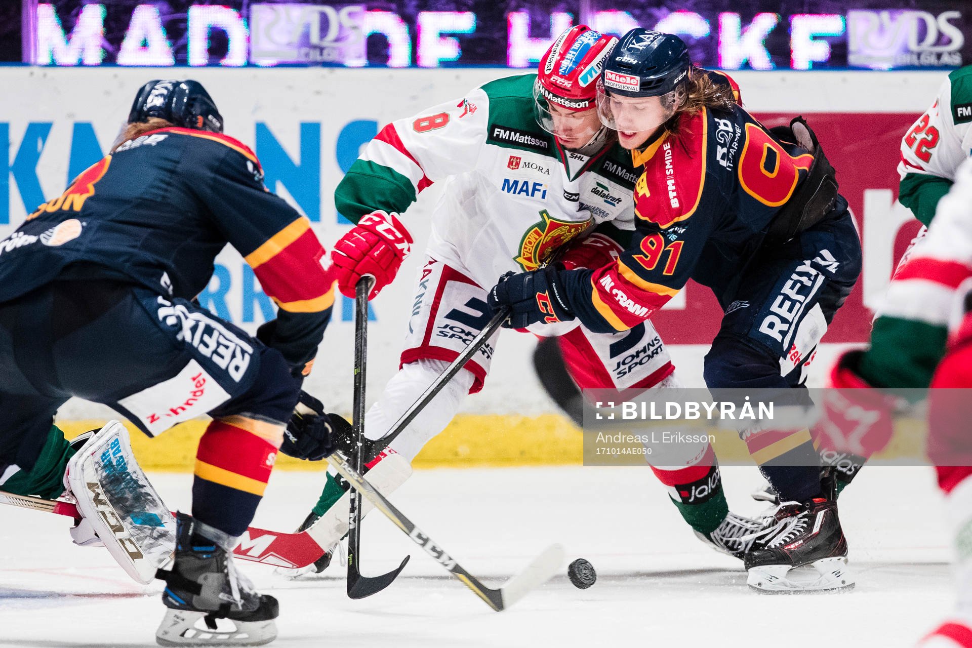 Moras Robin Johansson i kamp om pucken med Djurgårdens
