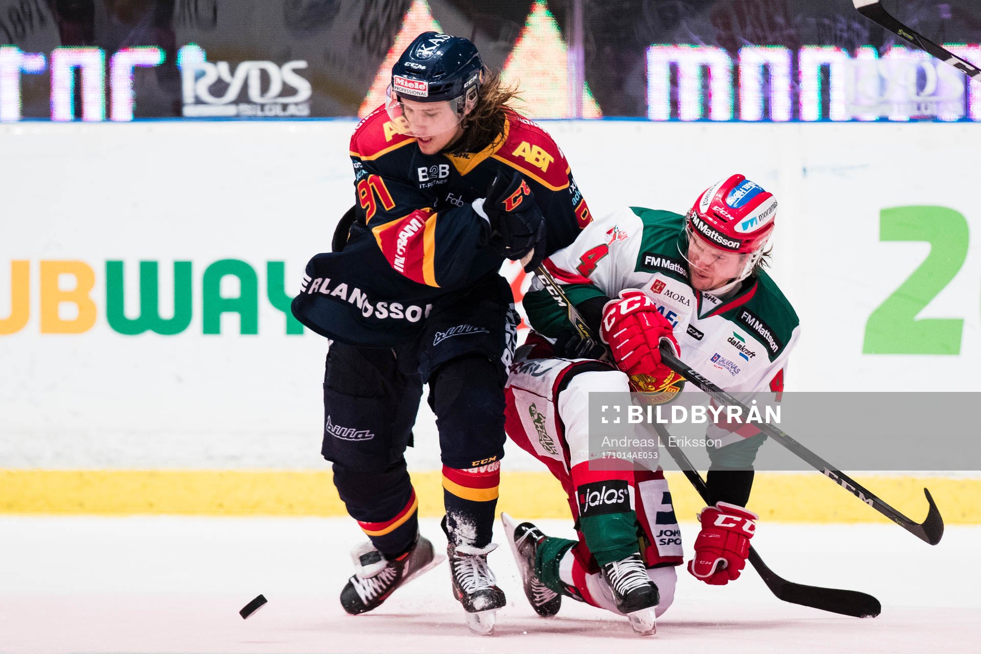 Djurgårdens Axel Jonsson Fjällby i kamp om pucken med