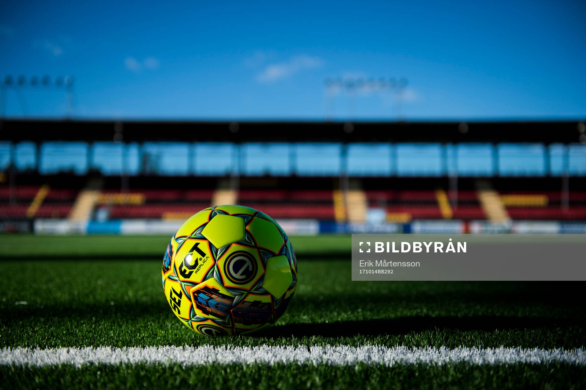 En fotboll väntar på spelarna