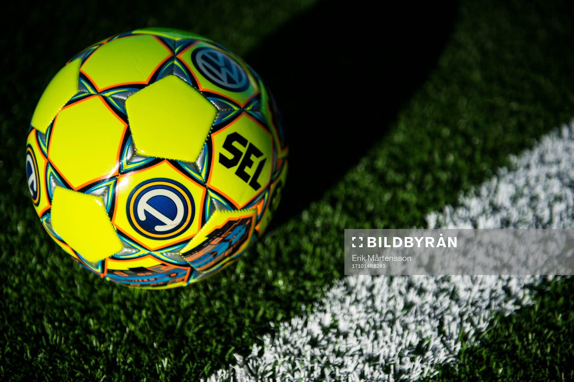 En fotboll väntar på spelarna