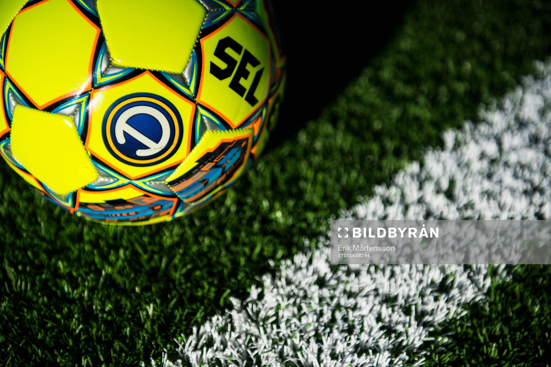 En fotboll väntar på spelarna
