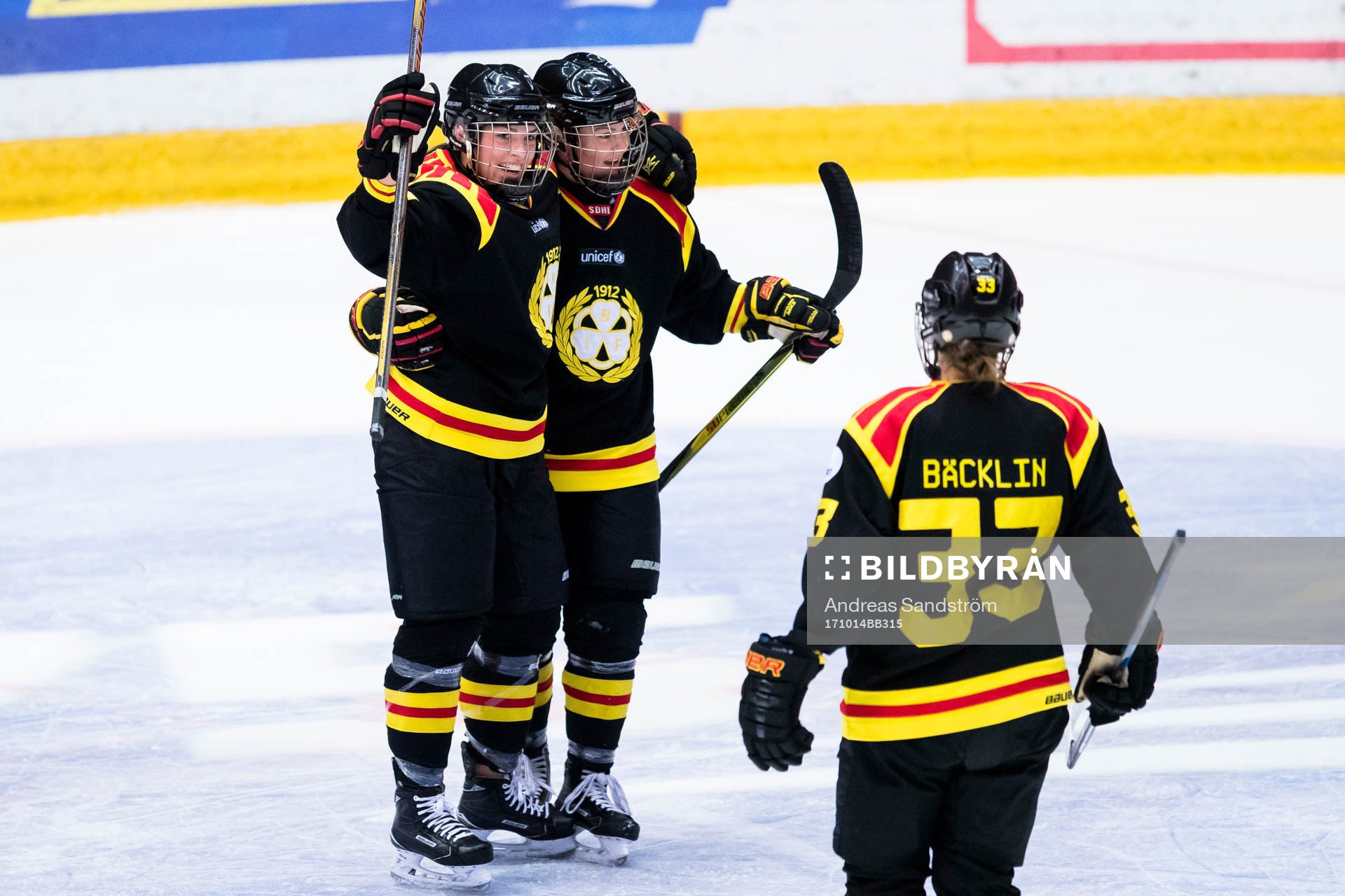 Brynäs Franziska Stocker gör 1-1 och omfamnas av Erica