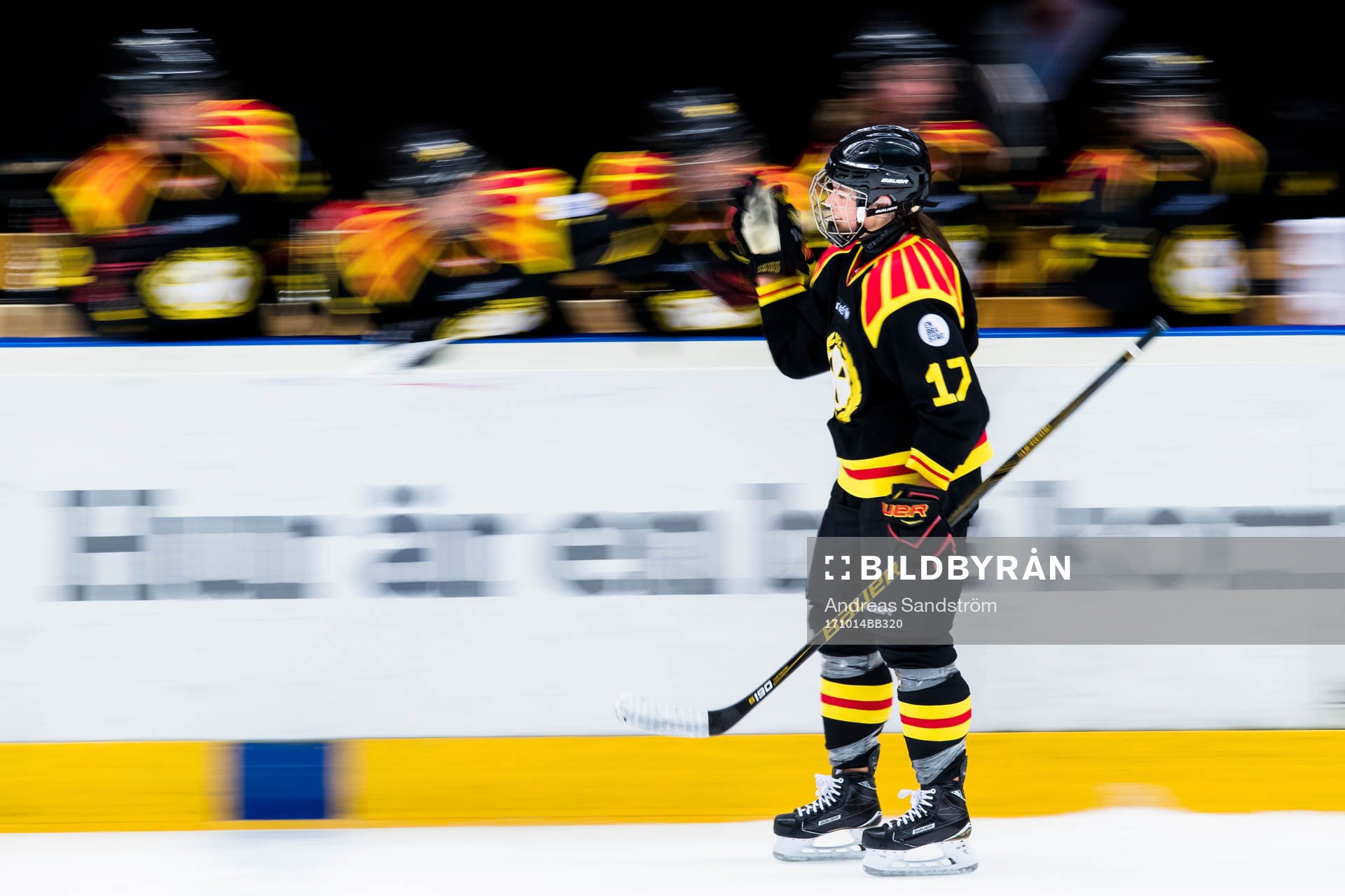 Brynäs Franziska Stocker gör 1-1 och jublar med