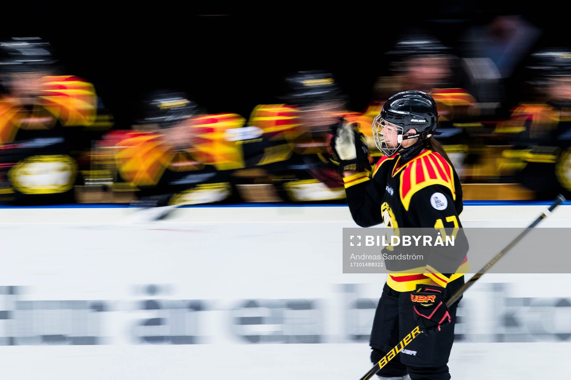 Brynäs Franziska Stocker gör 1-1 och jublar med
