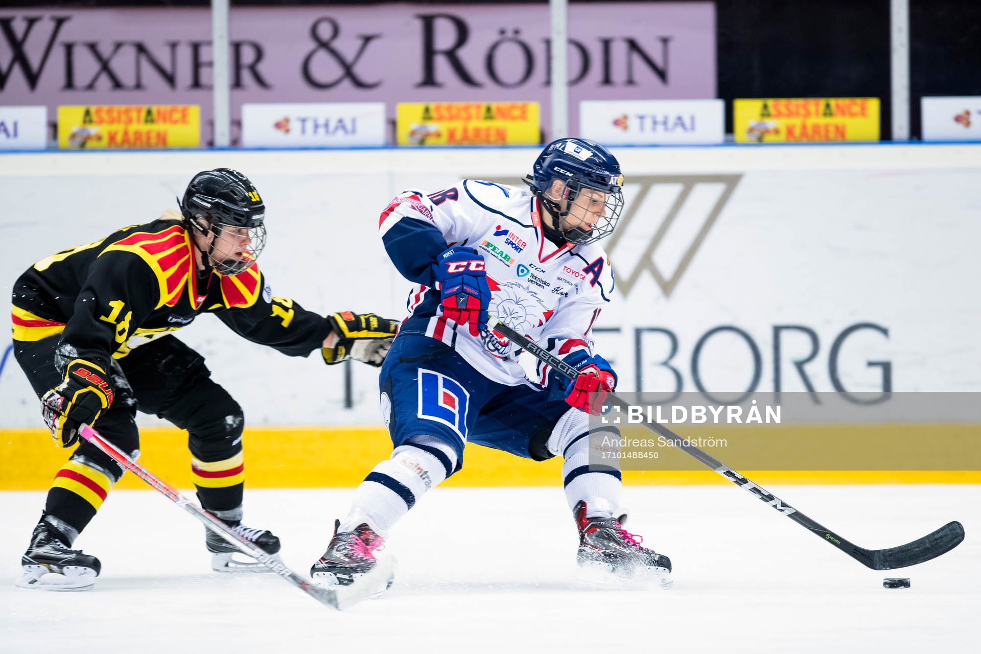 Linköpings Ingrid Morset  jagas av Brynäs Anna Borgqvist