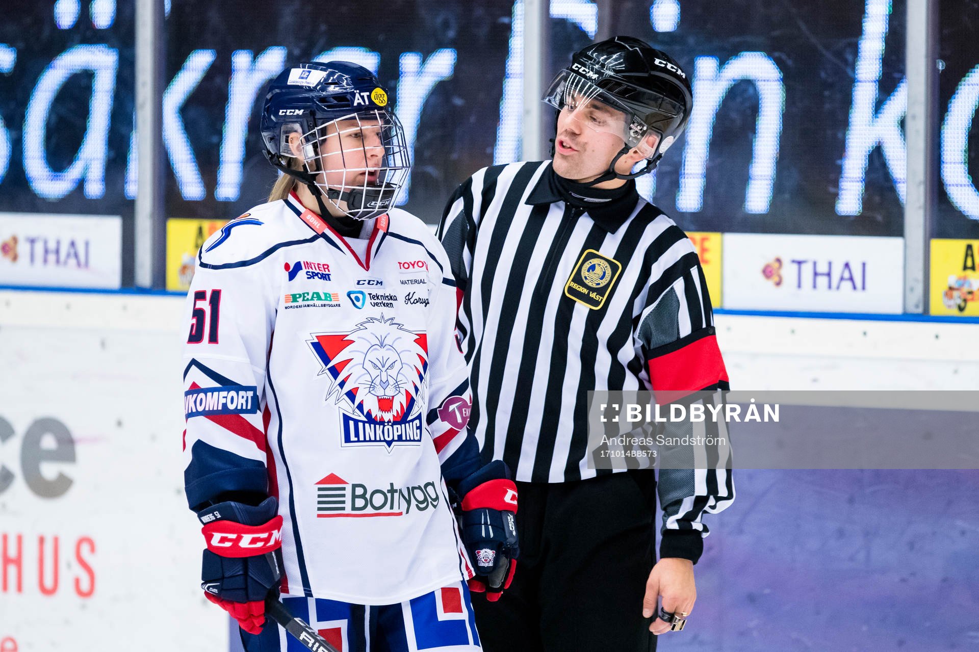 Linköpings Pernilla Winberg samtalar med domare Hampus