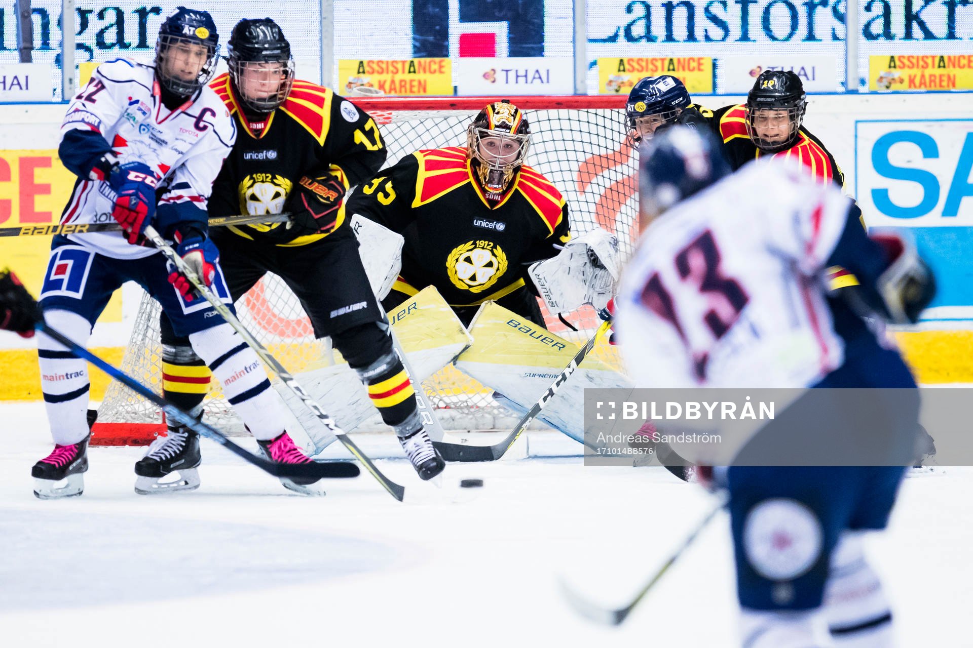 Brynäs målvakt Ellen Jonsson följer pucken på ett skott