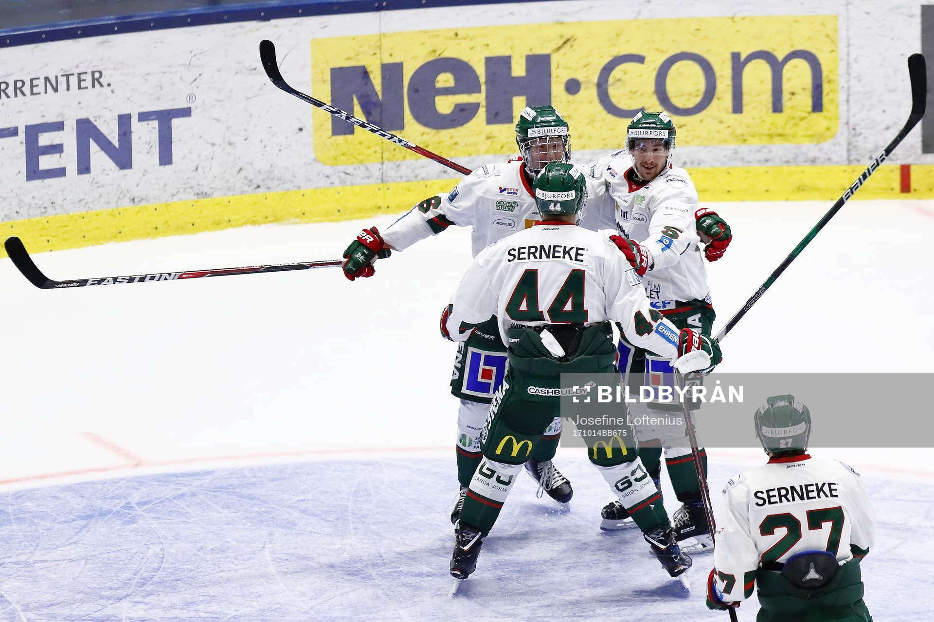 Frölundas Adam Almquist jublar med Rasmus Dahlin och