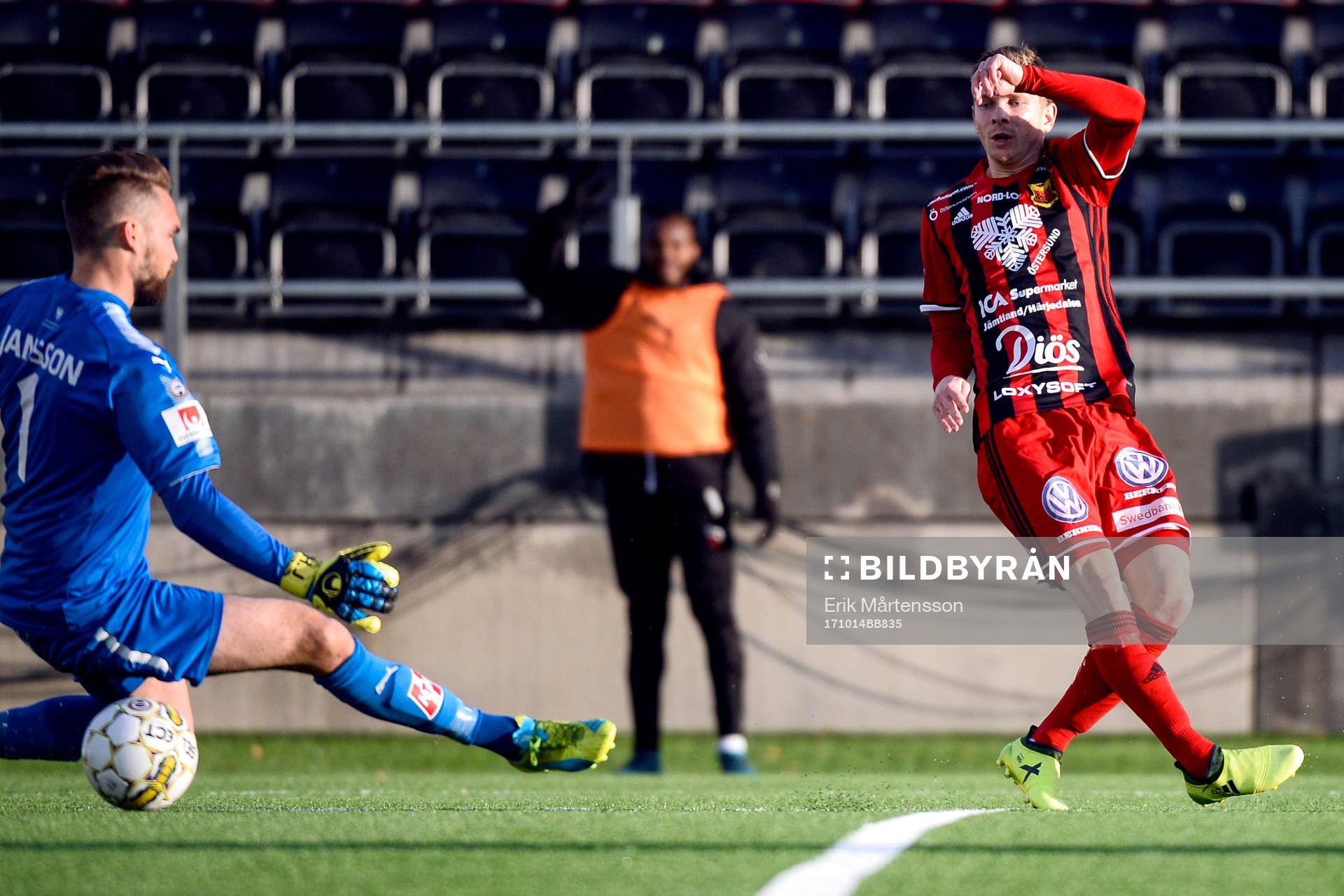 Östersunds Johan Bertilsson gör 1-0 bakom Örebros