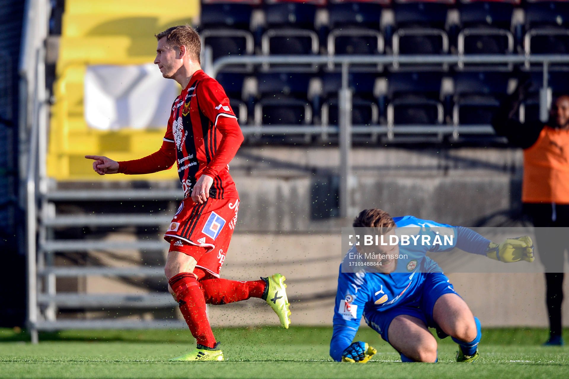 Östersunds Johan Bertilsson jublar