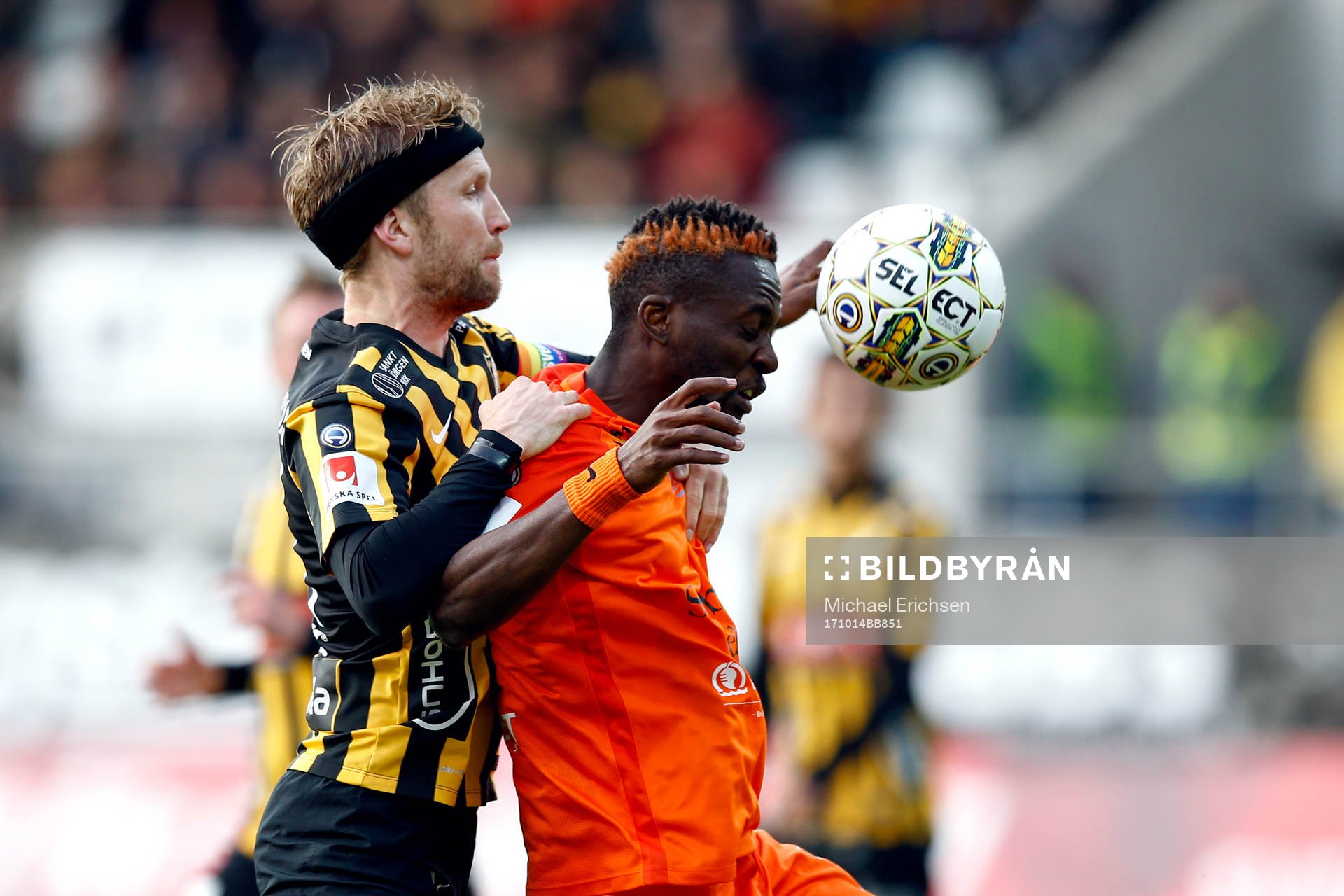 Häckens Rasmus Lindgren och AFC Eskilstunas Mohamed Buya