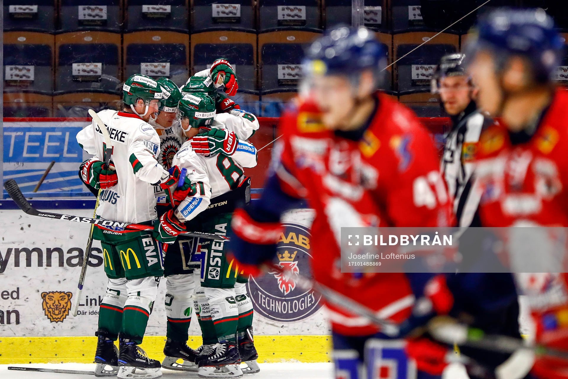 Frölundas Carl Grundström jublar med lagkamrater