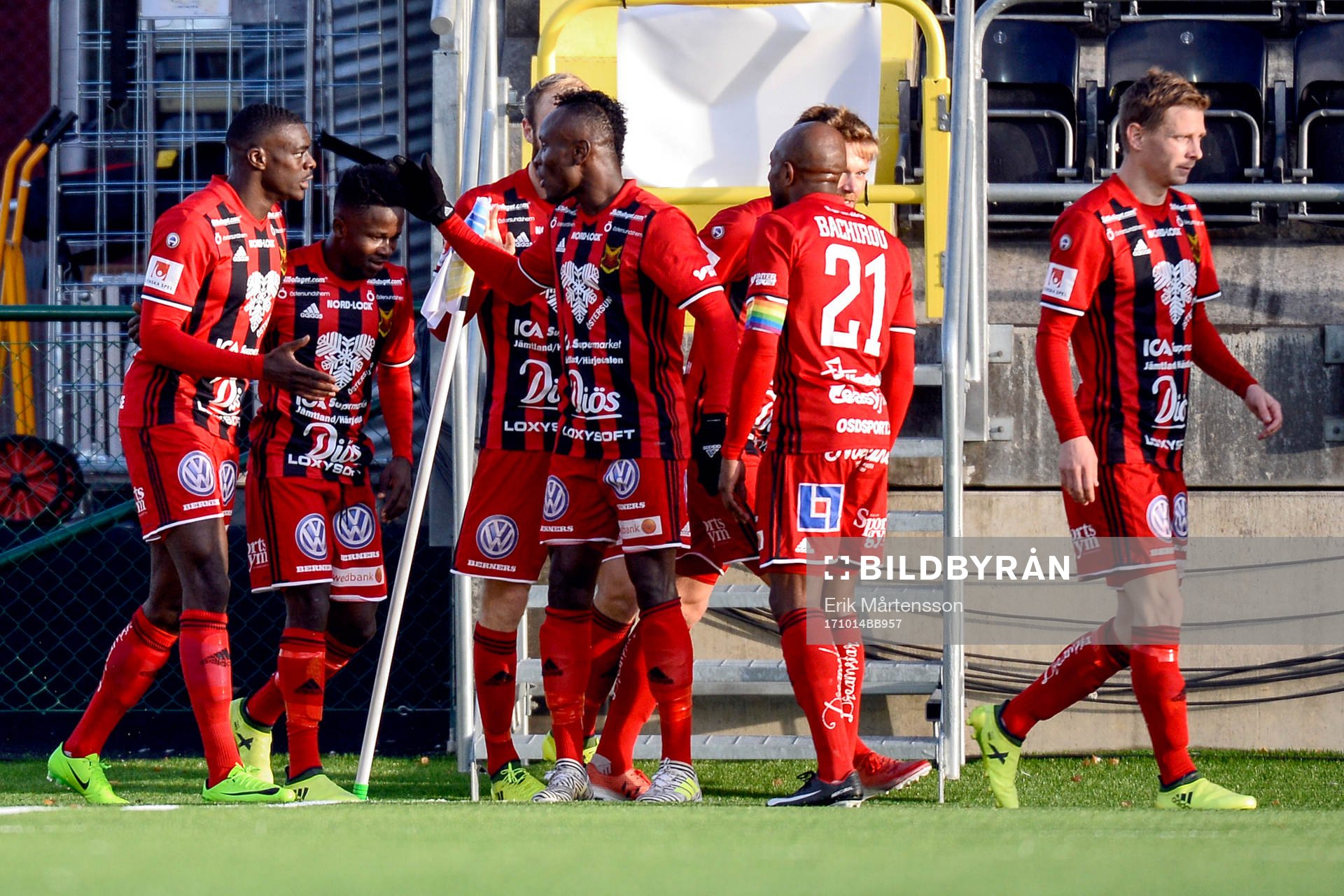 Östersunds Frank Arhin jublar med lagkamrater efter 2-0 under fotbollsmatchen i Allsvenskan mellan Östersund och Örebro den 14 oktober 2017 i Östersund.