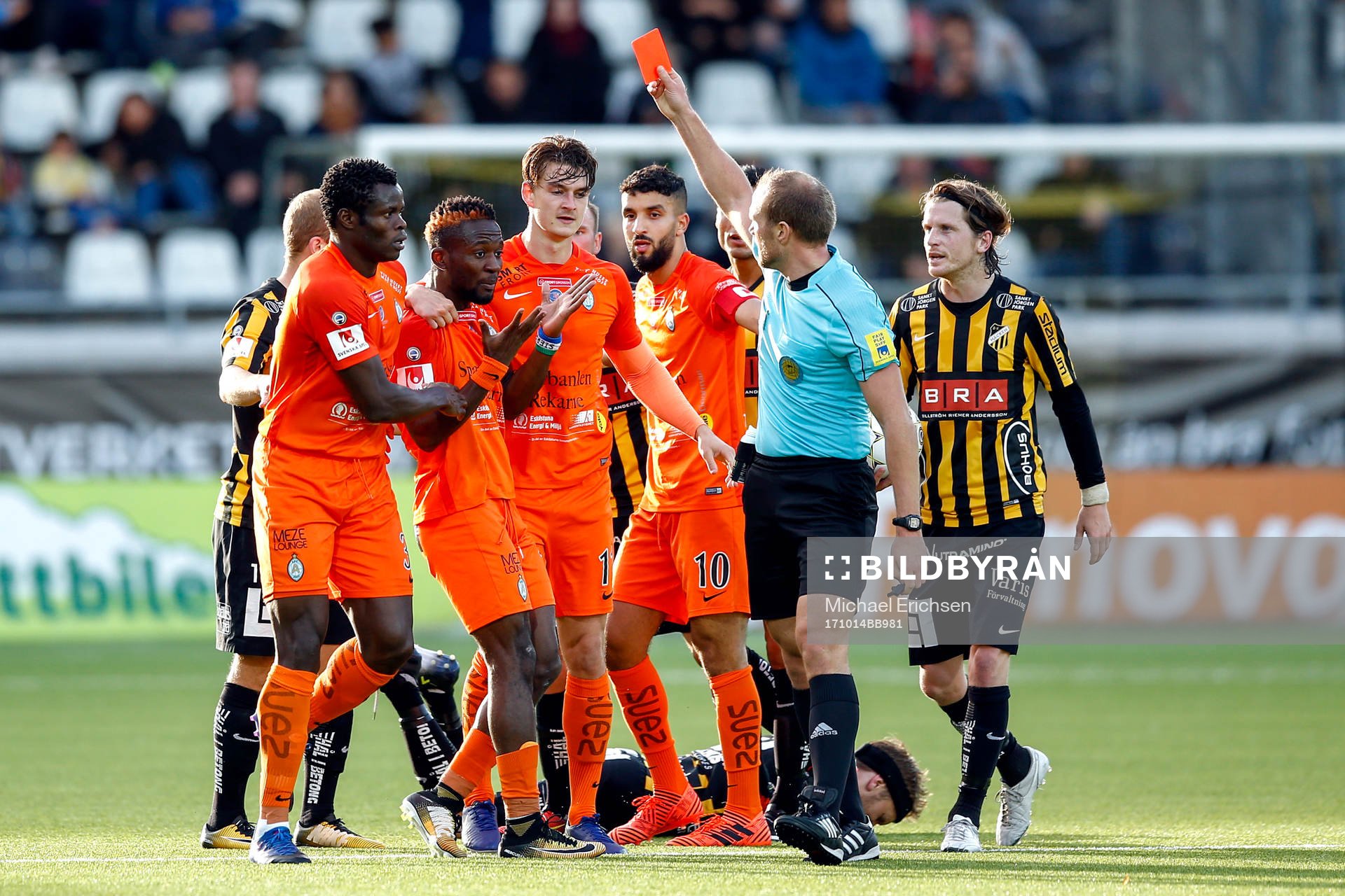 AFC Eskilstunas Mohamed Buya Turay får rött kort av