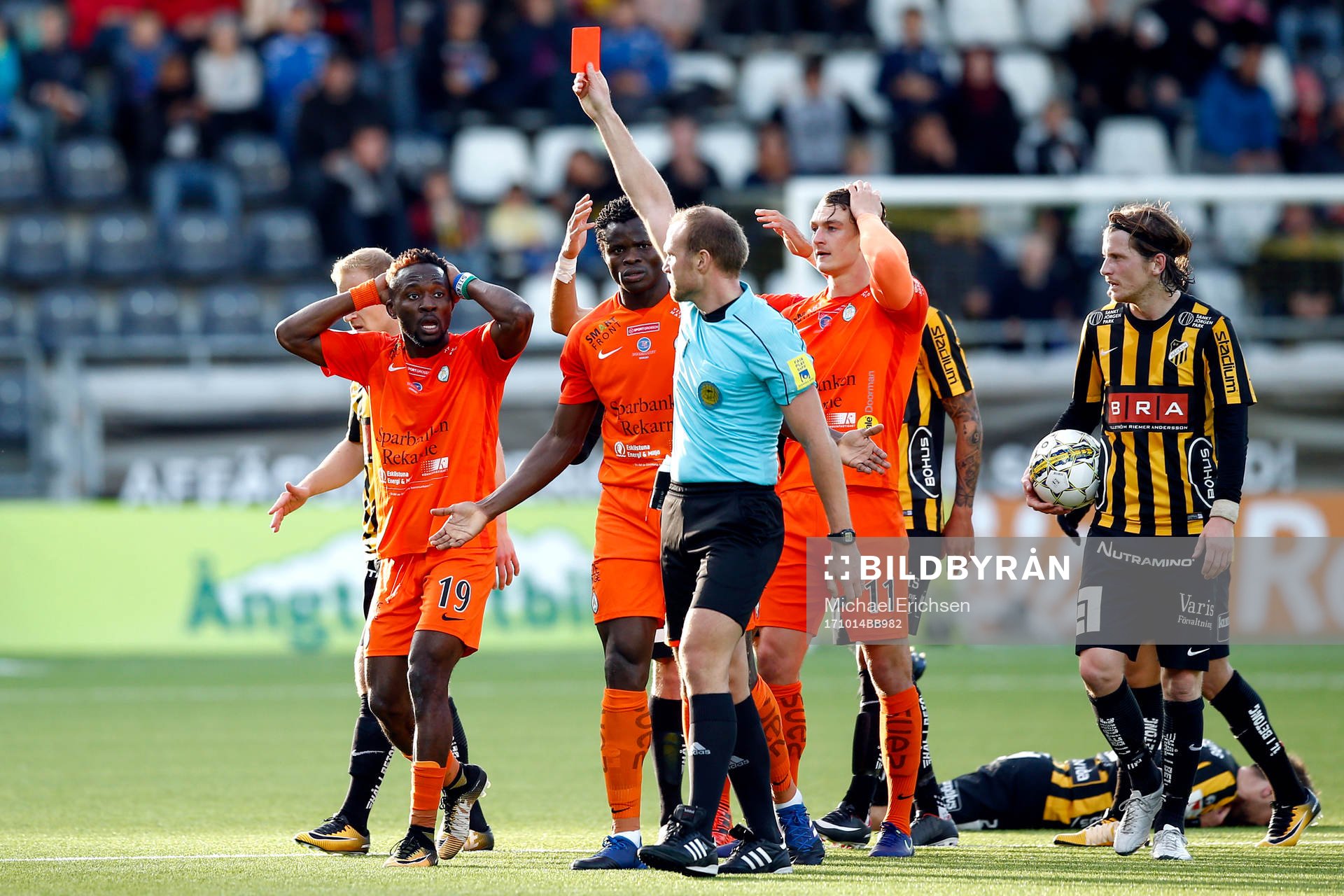 AFC Eskilstunas Mohamed Buya Turay får rött kort av