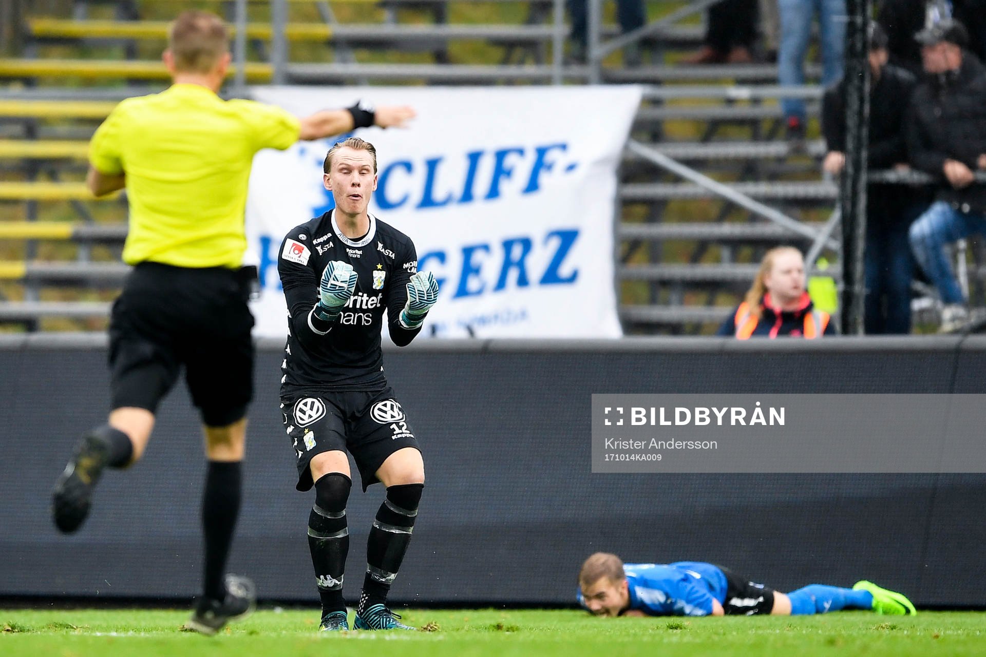 Domare Johan Hamlin dömer straff och IFK Göteborgs