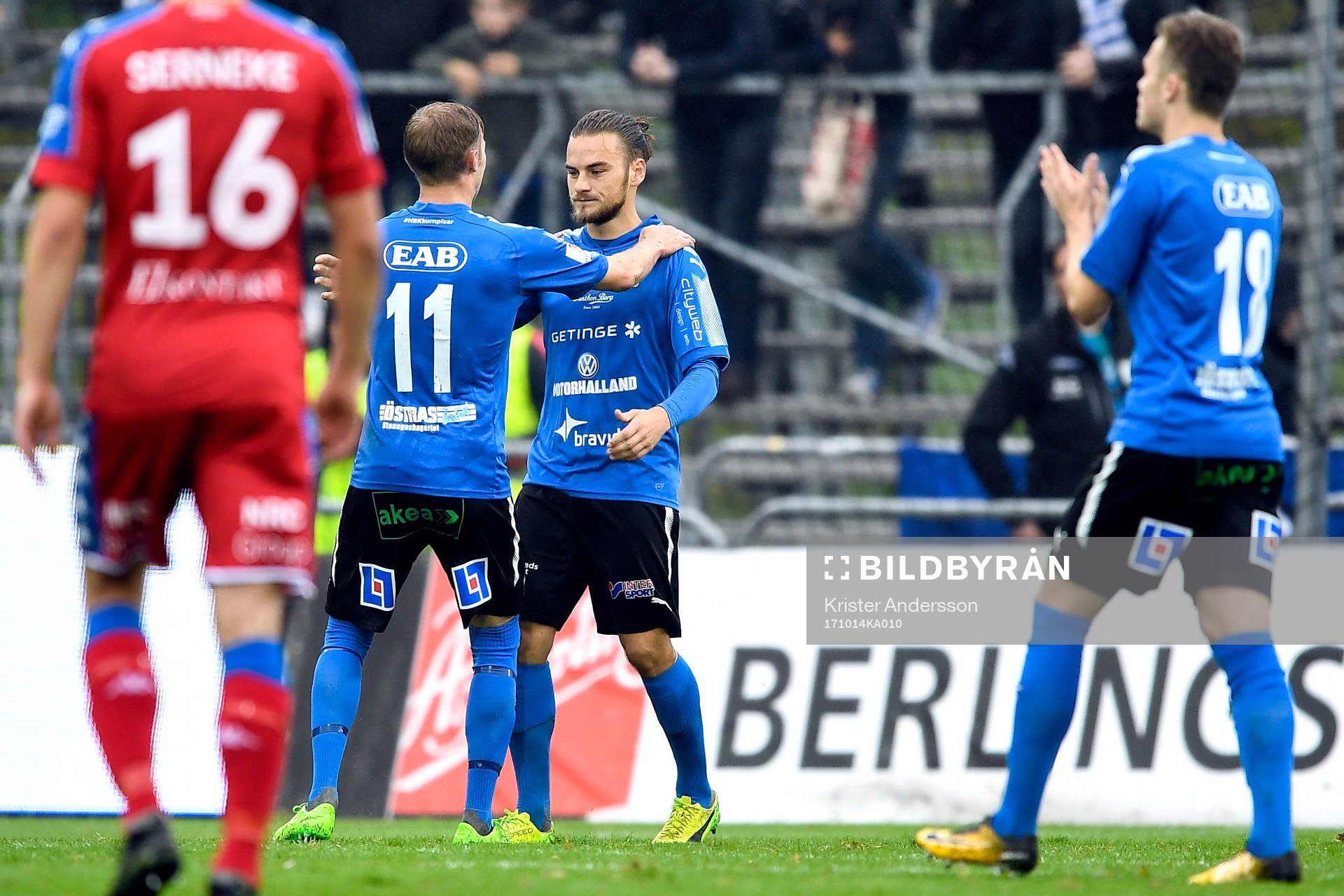 Halmstads Pontus Silfwer jublar efter 1-0 på straff under fotbollsmatchen i Allsvenskan mellan Halmstad och IFK Göteborg den 14 oktober 2017 i Halmstad.