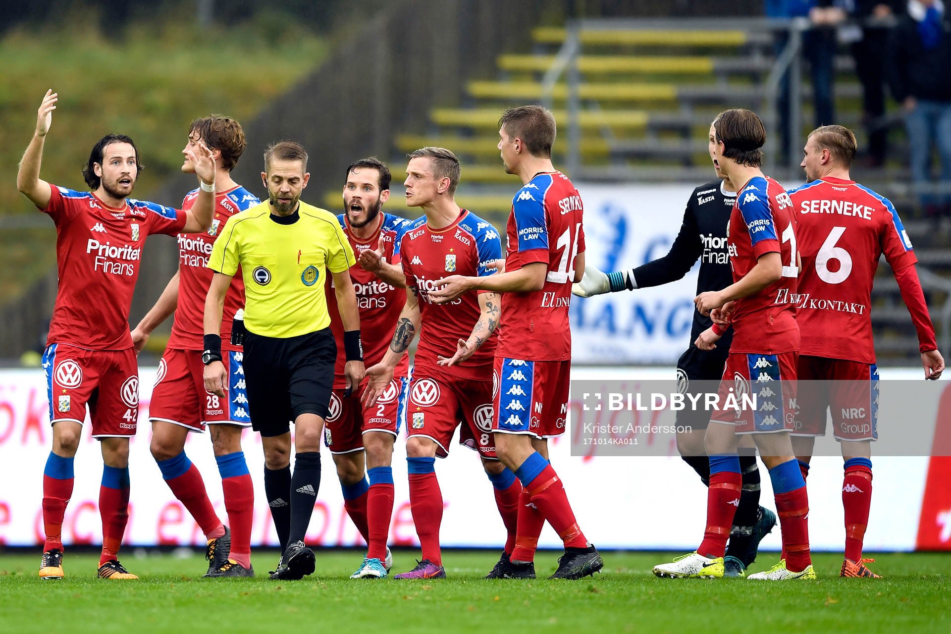 IFK Göteborgs spelare protesterar mot domare Johan Hamlin under fotbollsmatchen i Allsvenskan mellan Halmstad och IFK Göteborg den 14 oktober 2017 i Halmstad.
