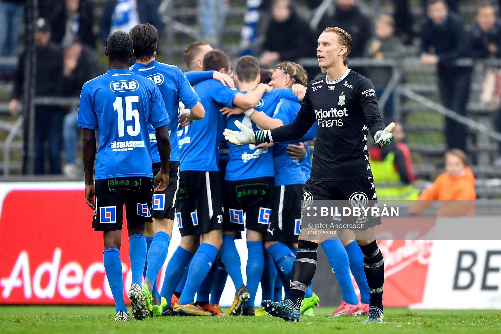 IFK Göteborgs målvakt Pontus Dahlberg protesterar och