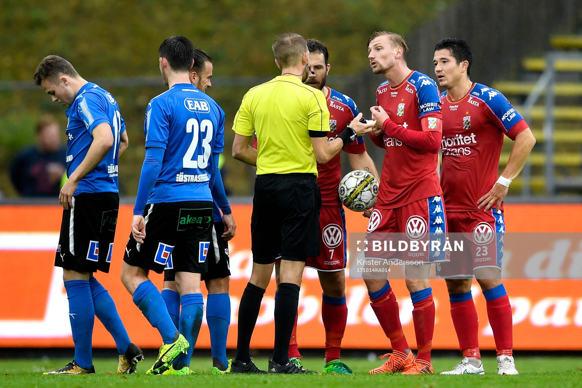 IFK Göteborgs Sebastian Eriksson protesterar hos domare