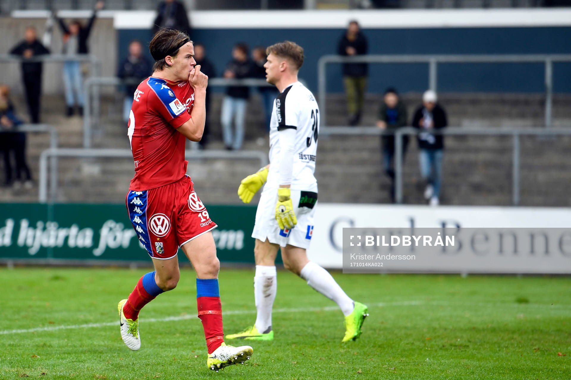 IFK Göteborgs August Erlingmark jublar efter 1-1 under fotbollsmatchen i Allsvenskan mellan Halmstad och IFK Göteborg den 14 oktober 2017 i Halmstad.