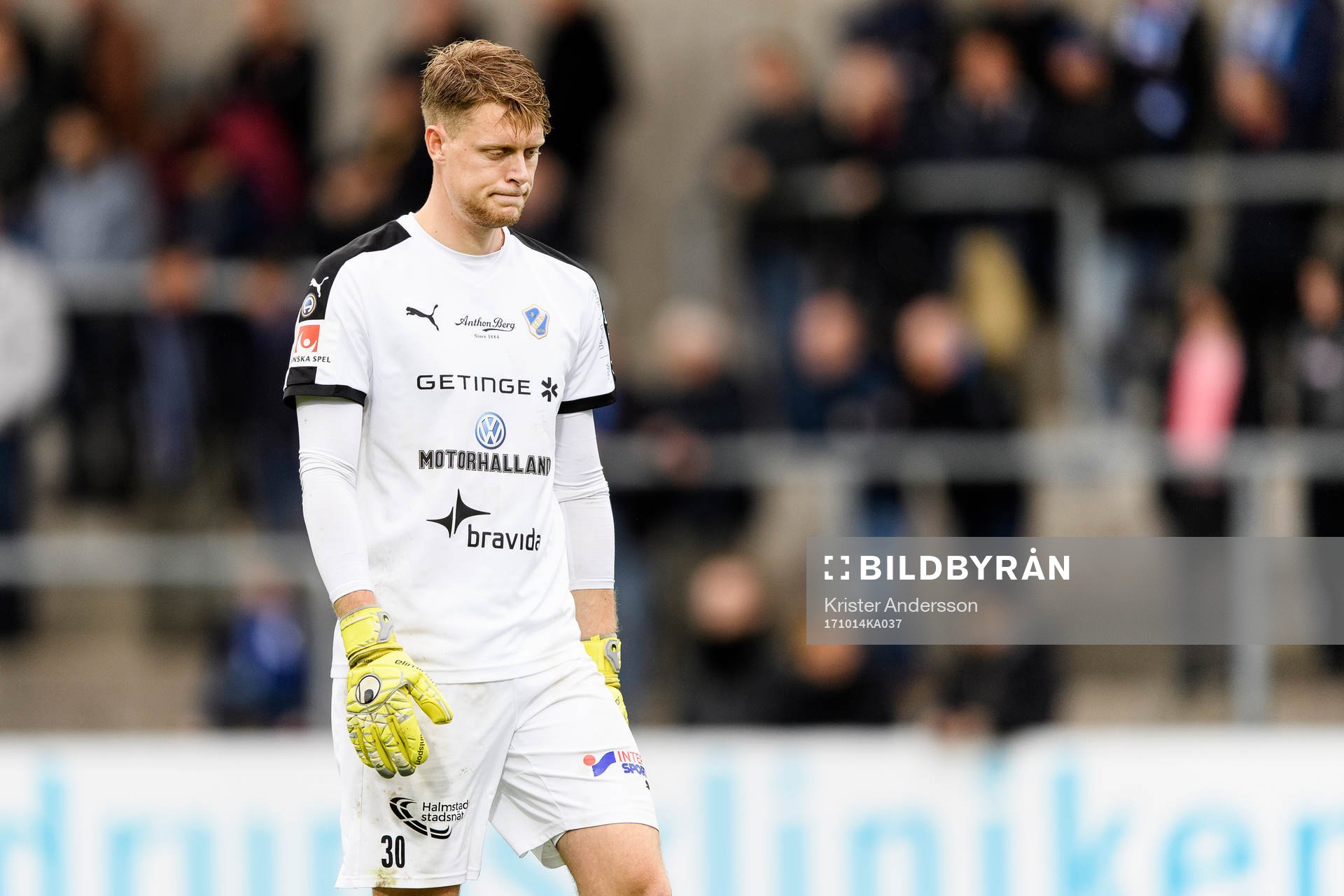 Halmstads målvakt Malkolm Nilsson deppar