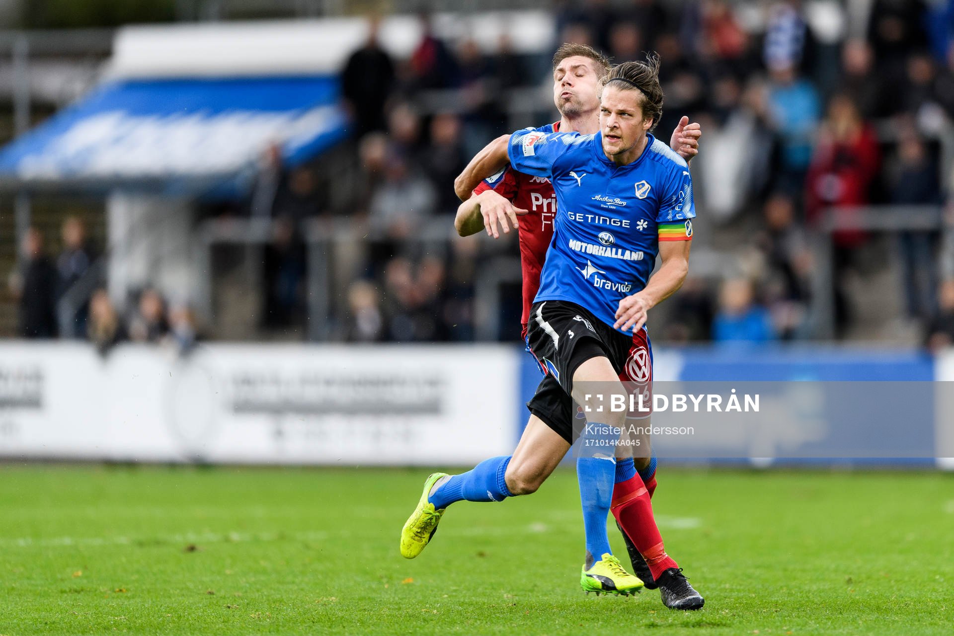 Halmstads Fredrik Liverstam och IFK Göteborgs Mikael Boman under fotbollsmatchen i Allsvenskan mellan Halmstad och IFK Göteborg den 14 oktober 2017 i Halmstad.