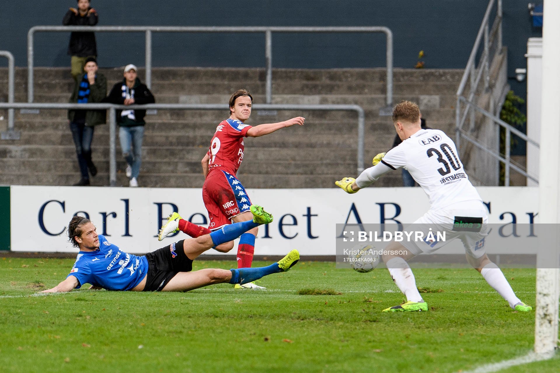 IFK Göteborgs August Erlingmark med skott på Halmstads
