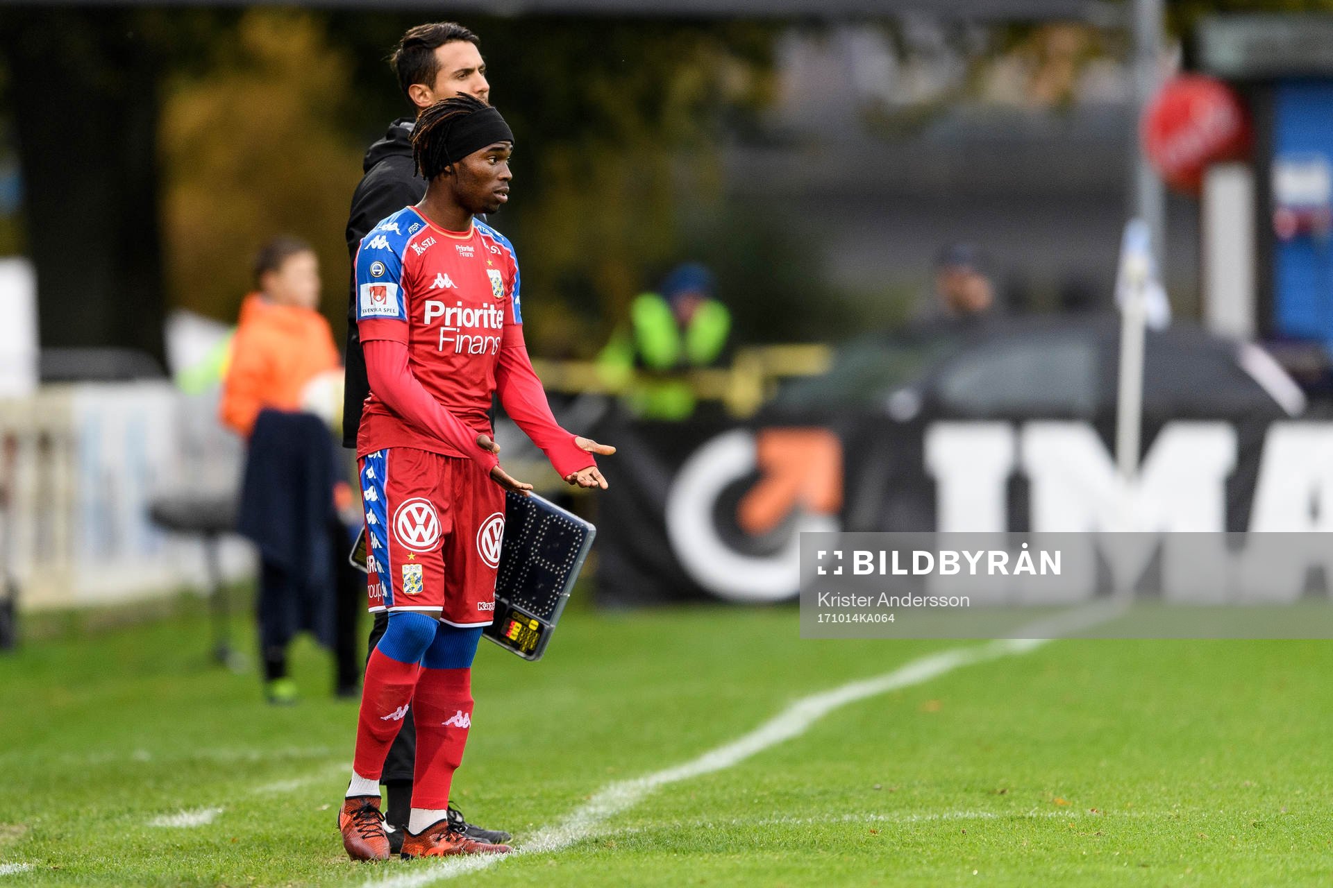 IFK Göteborgs Sam Adekugbe blir inbytt