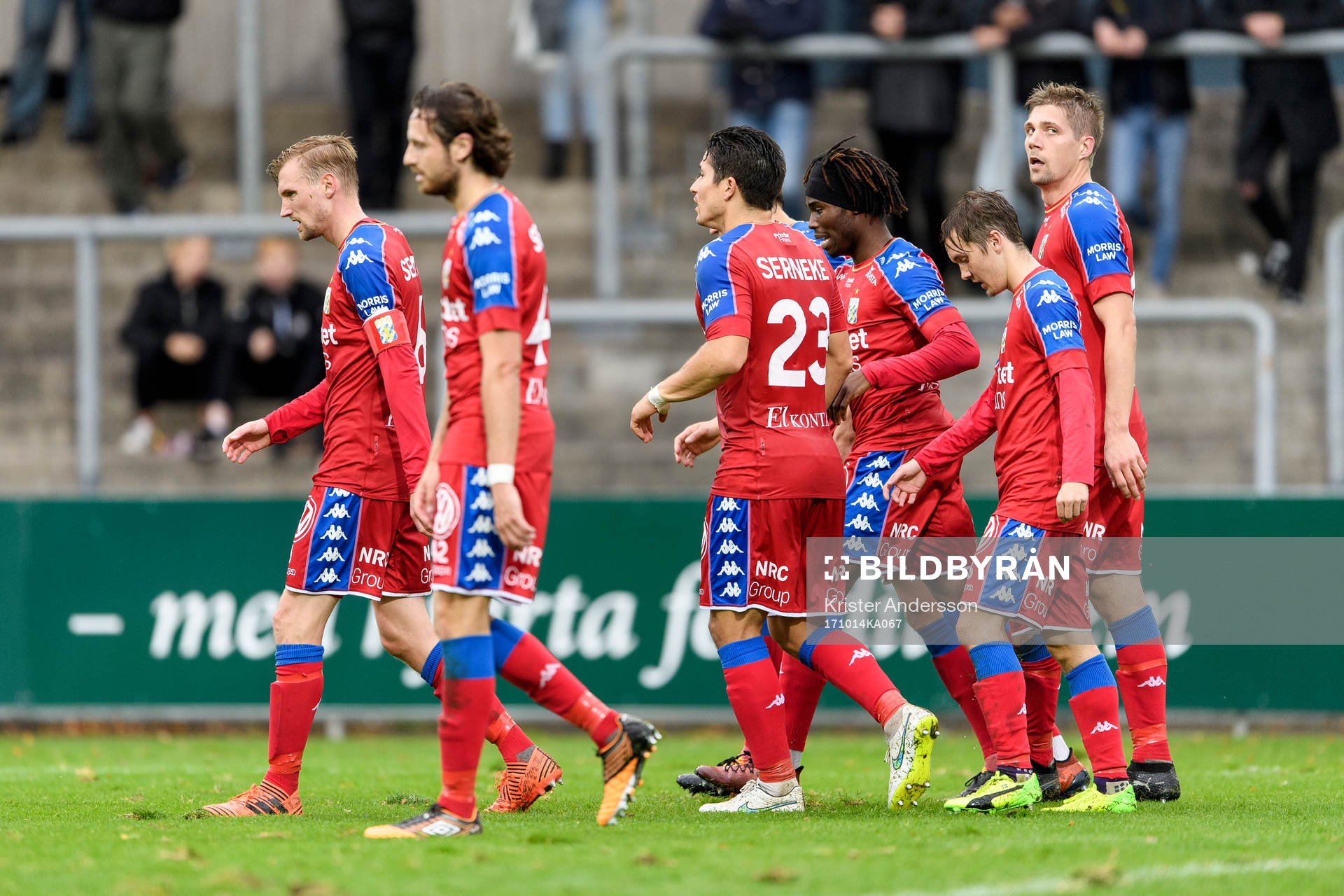 IFK Göteborgs Mikael Boman (h) har gjort 1-2 och spelarna