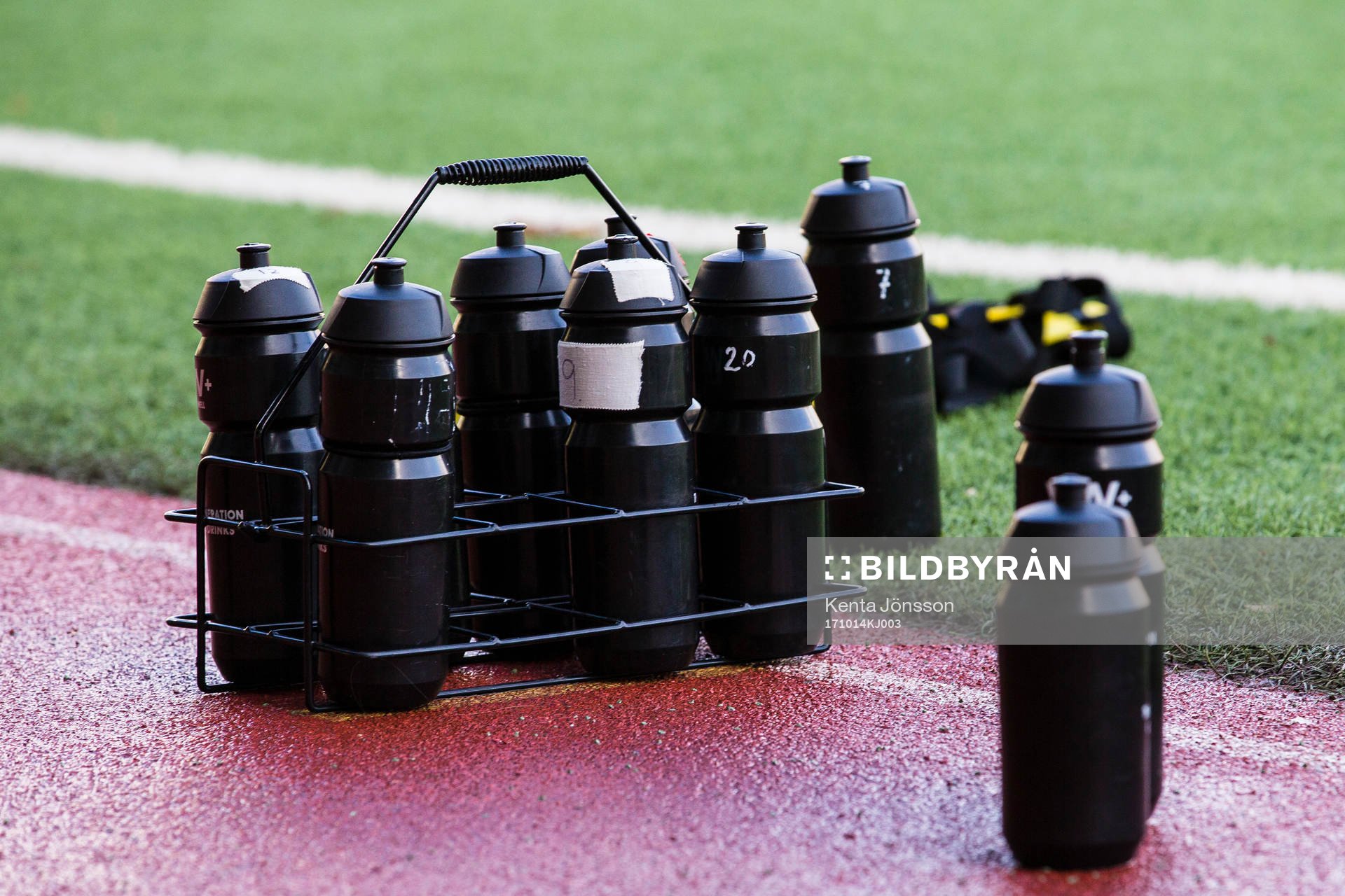 Vattenflaskor innan fotbollsmatchen i Damallsvenskan mellan