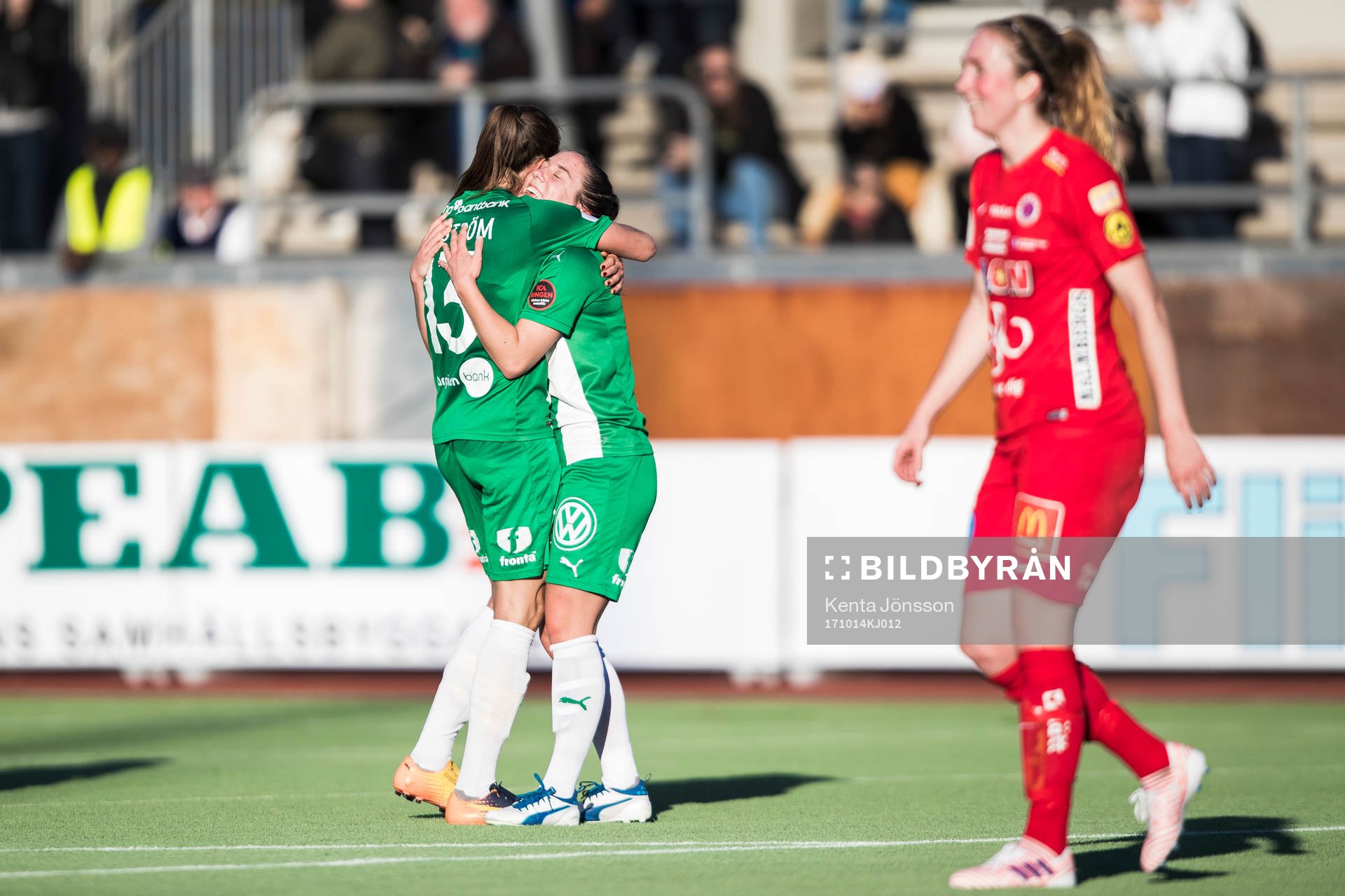 Hammarbys Alma Nygren jublar med Madeleine Tegström